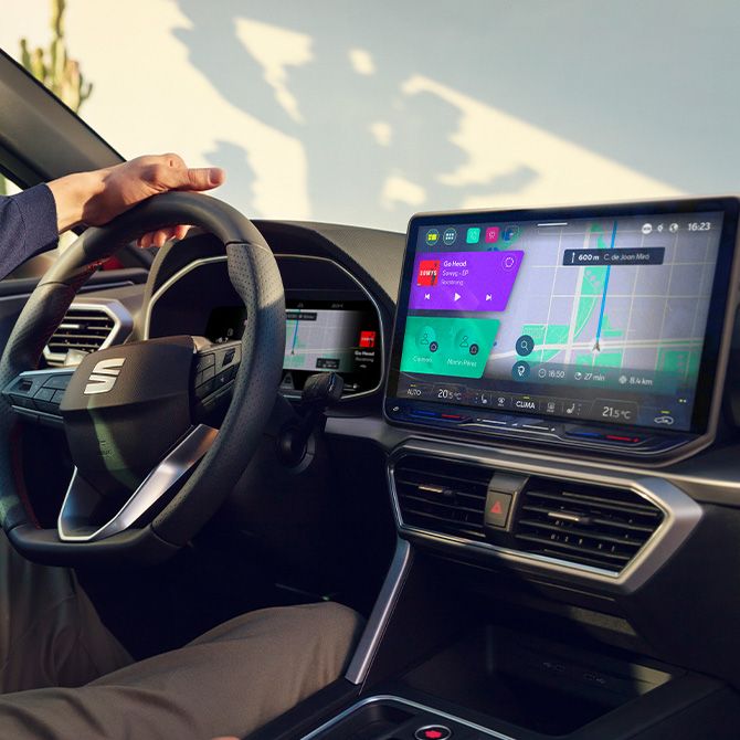 Experiência de condução no SEAT Leon com painel digital intuitivo e tecnologia conectada.