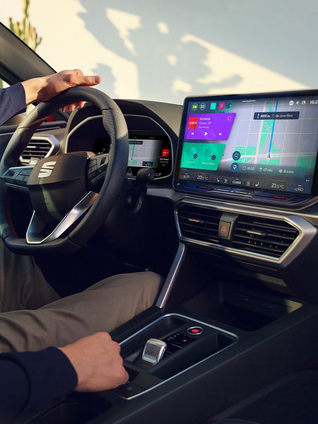 Experiência de condução no SEAT Leon com painel digital intuitivo e tecnologia conectada.