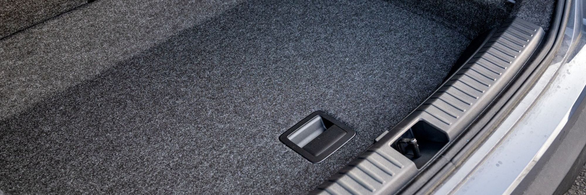 Processo de produção do SEAT Arona com componentes ecológicos de casca de arroz, inovação ambiental no setor automóvel.
