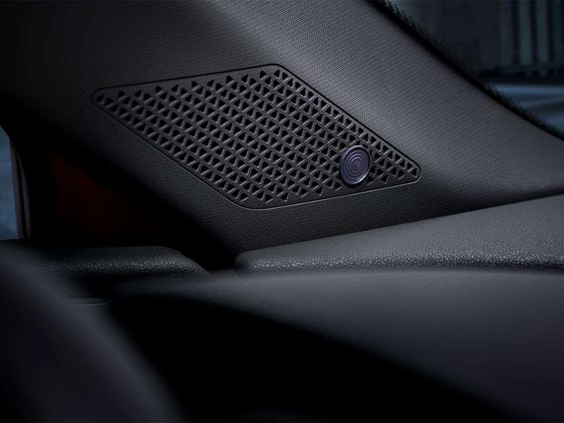 Close-up do altifalante interior que exemplifica como o SEAT Sound System distribui a acústica dentro do veículo.
