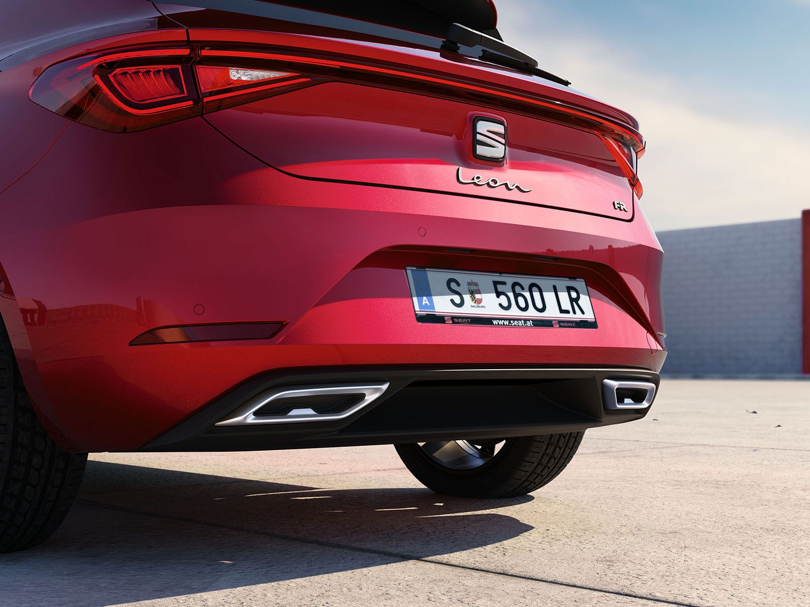 SEAT Leon vermelho Desire com para-choques traseiro com saídas de escape cromadas
