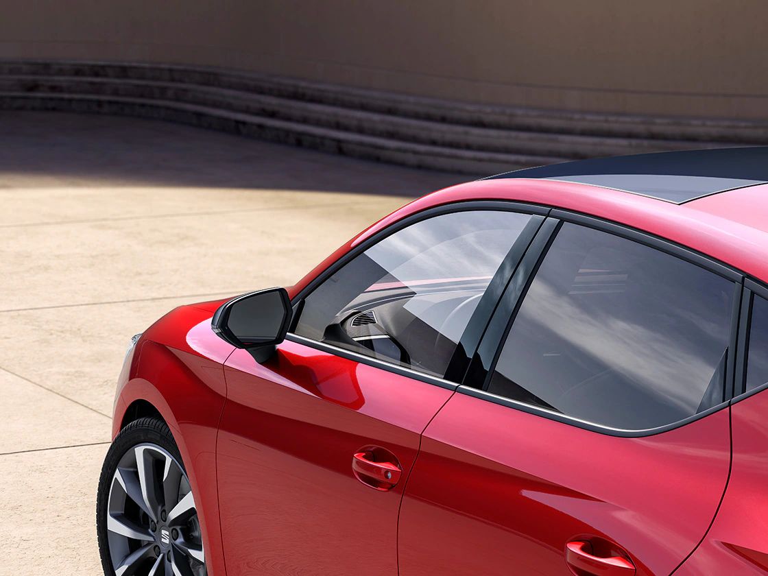 Detalhe traseiro do SEAT Leon vermelho com acabamento brilhante