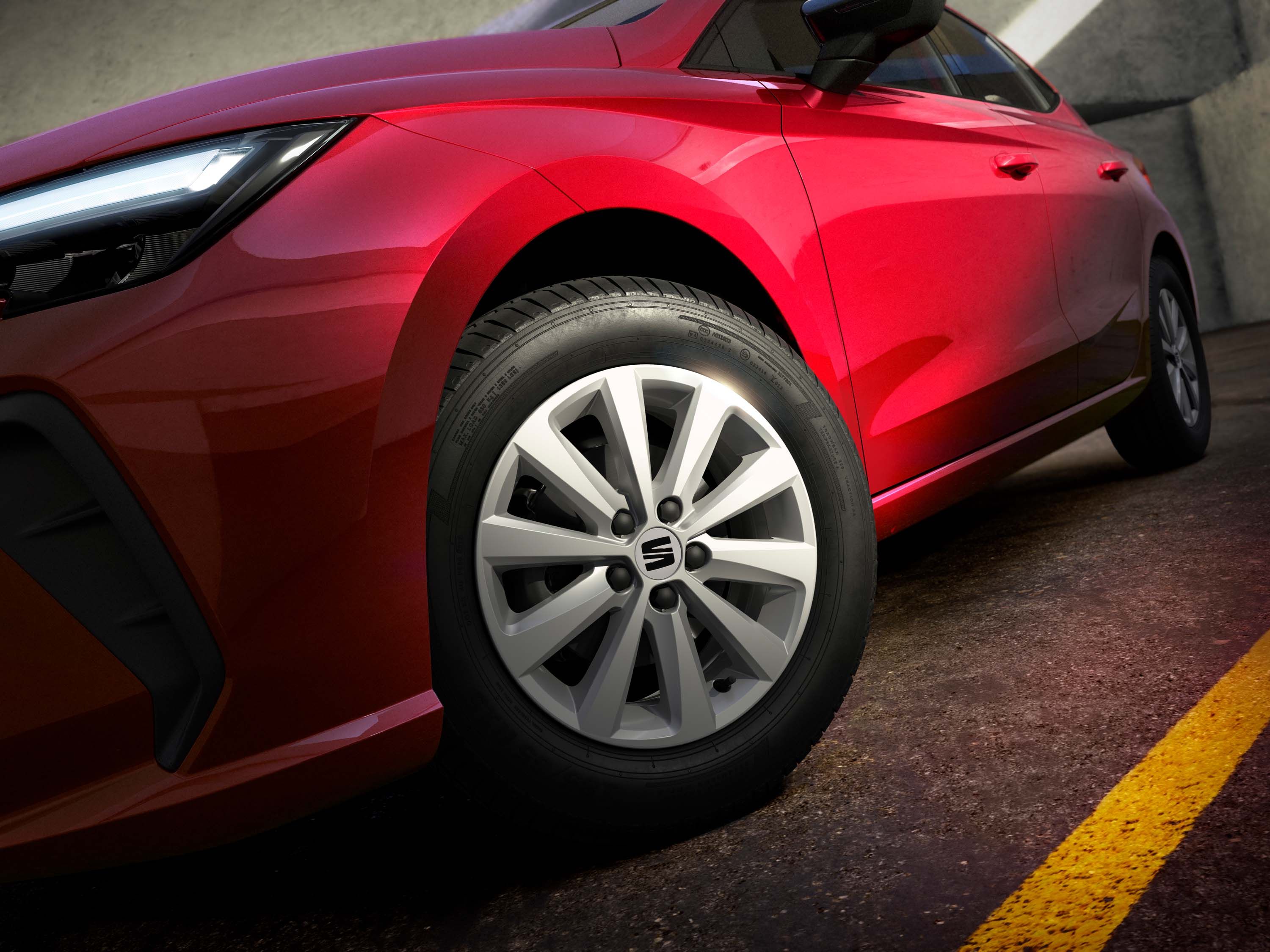 Close-up das jantes de liga leve de 15 polegadas do novo SEAT Ibiza.