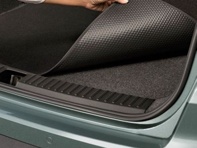 Bandeja semirrígida da bagageira do SEAT Arona com uma mala de viagem