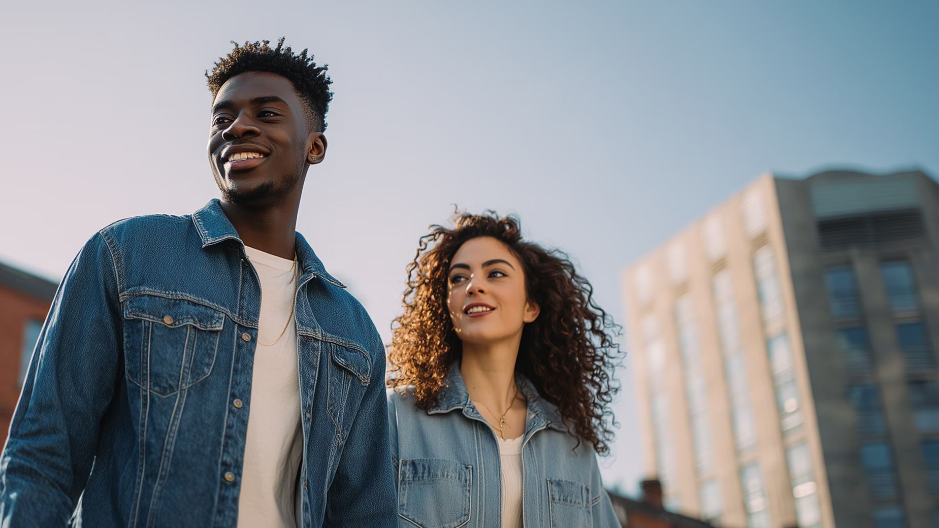 Casal jovem em frente a edifícios a promover o SEAT Service.