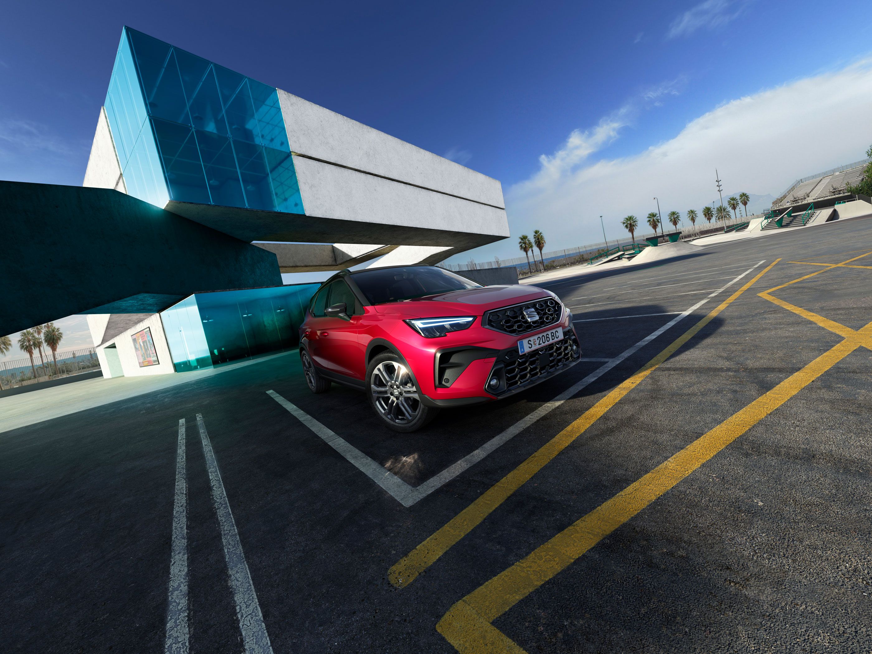 Vista lateral do SEAT Arona, versão FR, estacionado ao ar livre