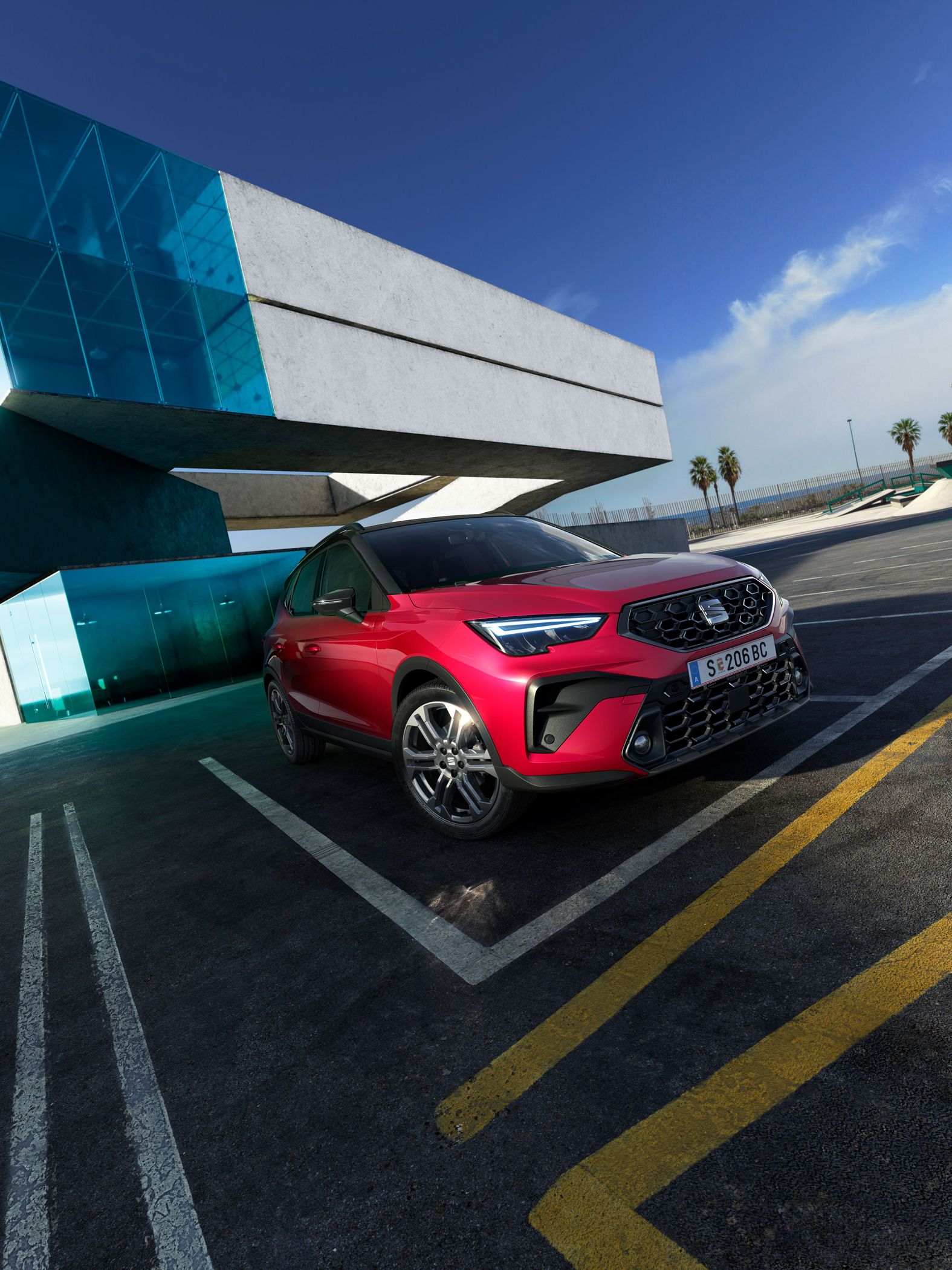 Vista lateral do SEAT Arona, versão FR, estacionado ao ar livre