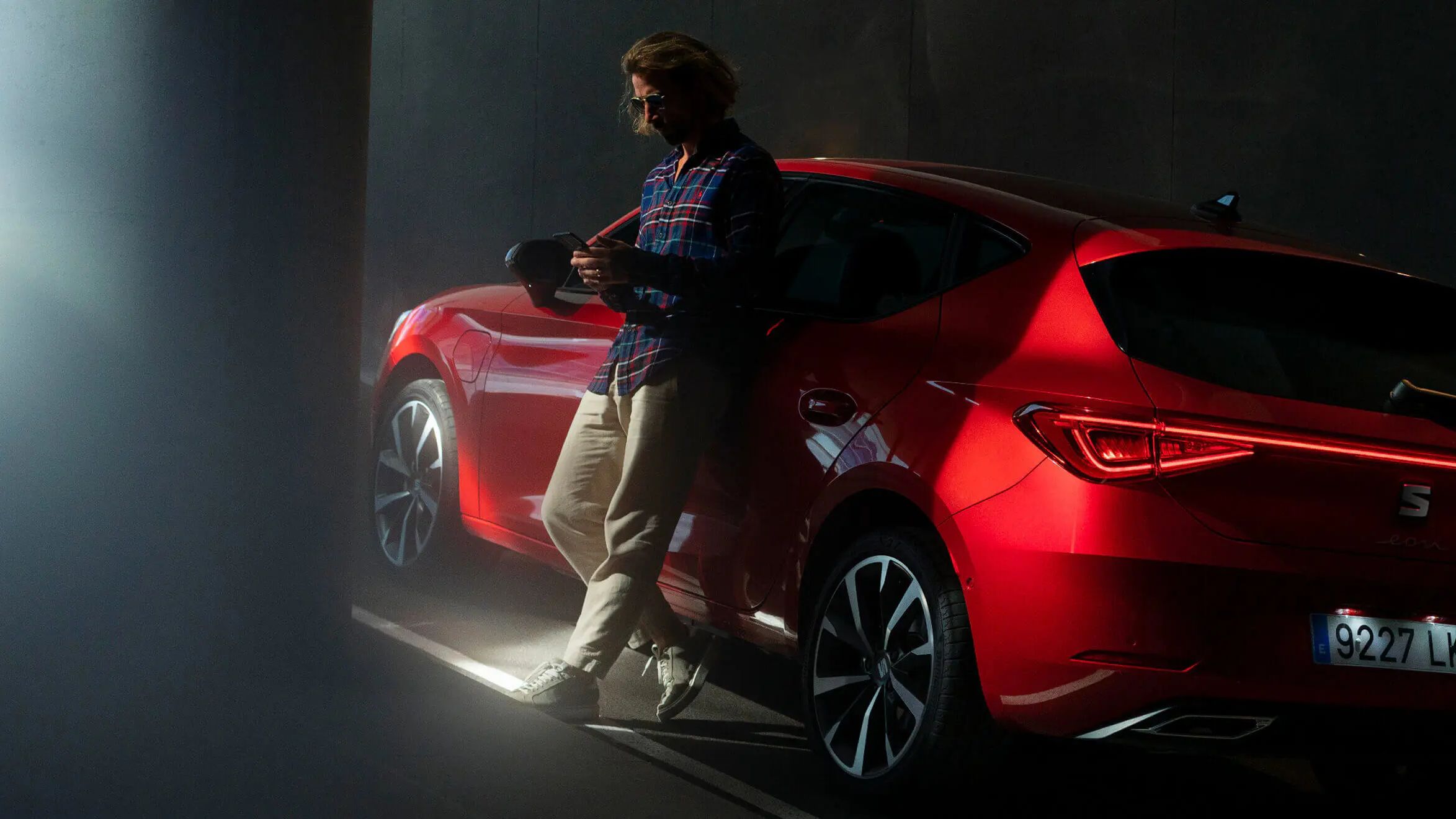 Homem a ligar o telemóvel ao SEAT Full link