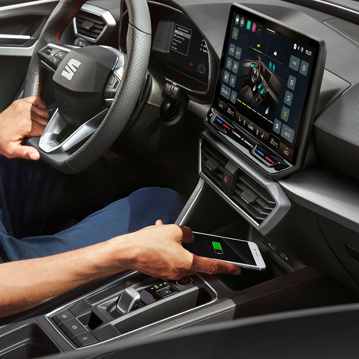 Smartphone a carregar graças ao sistema de carregamento wireless do SEAT Leon 