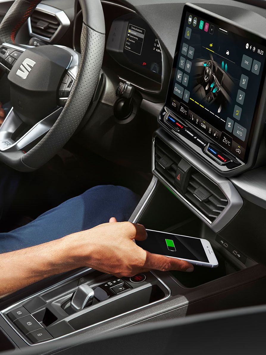 Smartphone a carregar graças ao sistema de carregamento wireless do SEAT Leon 