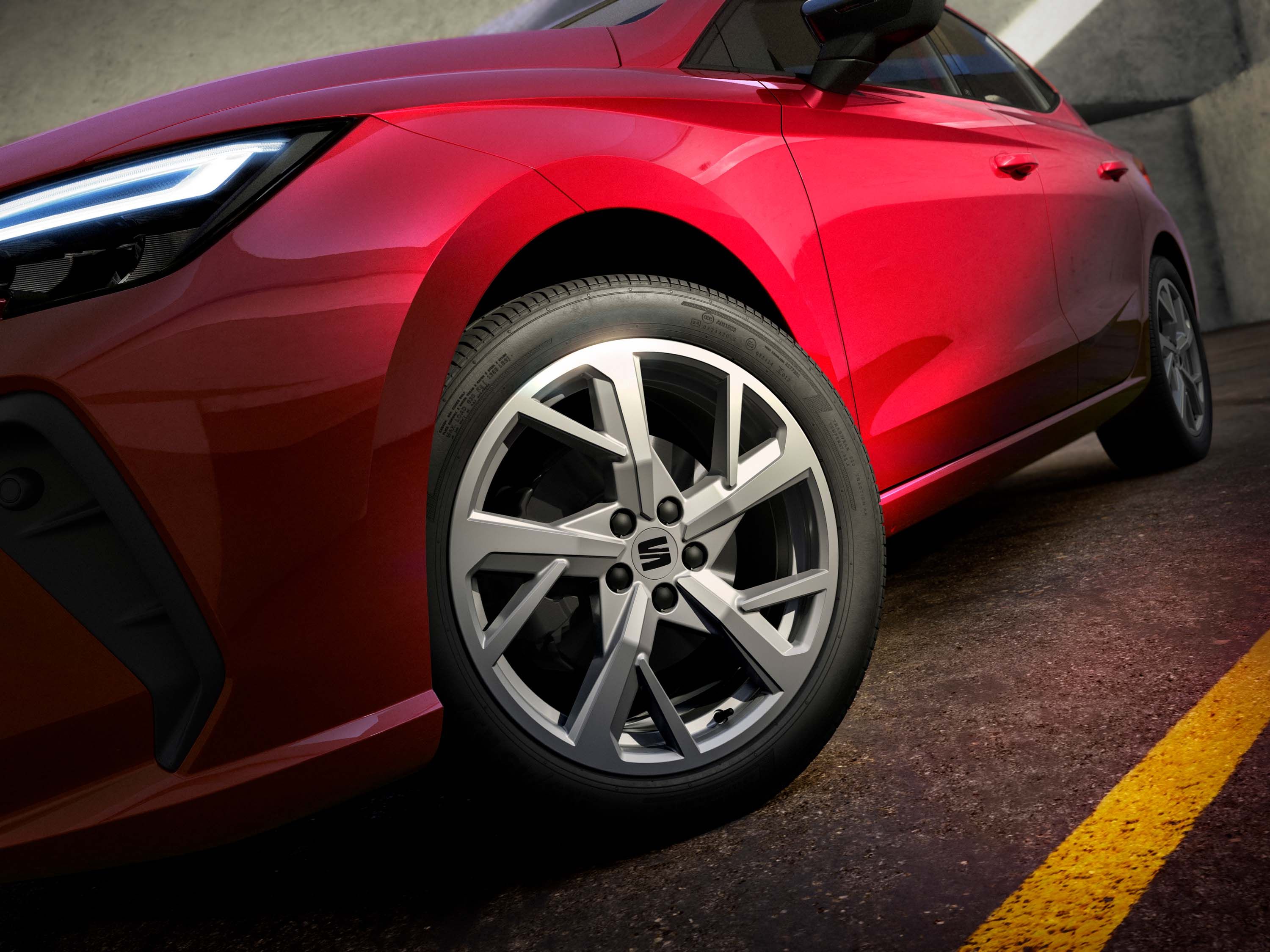 Vista das jantes de liga leve dynamic de 17 polegadas do novo SEAT Ibiza.