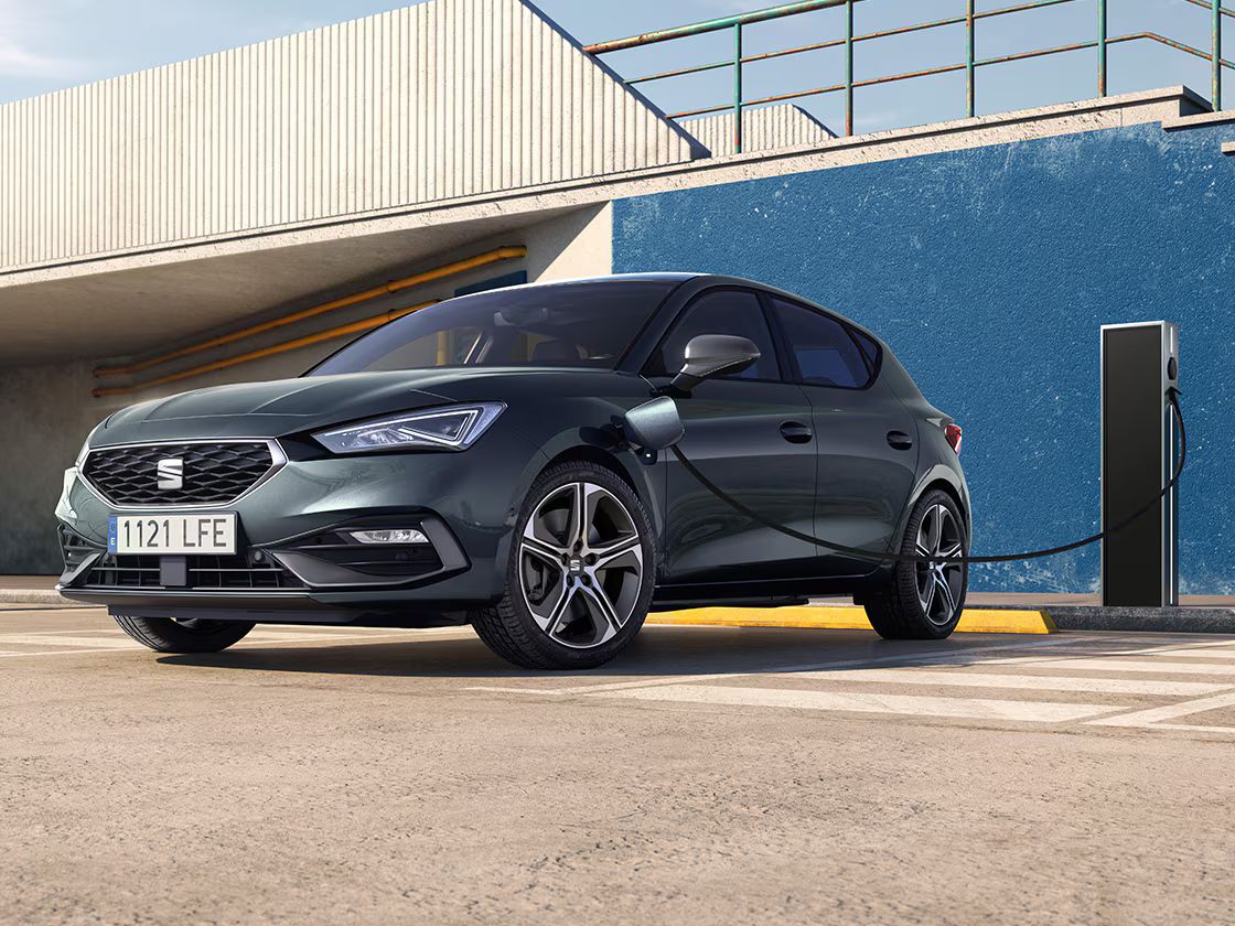 O SEAT Leon e-Hybrid, um carro híbrido plug-in, estacionado junto a uma estação de carregamento