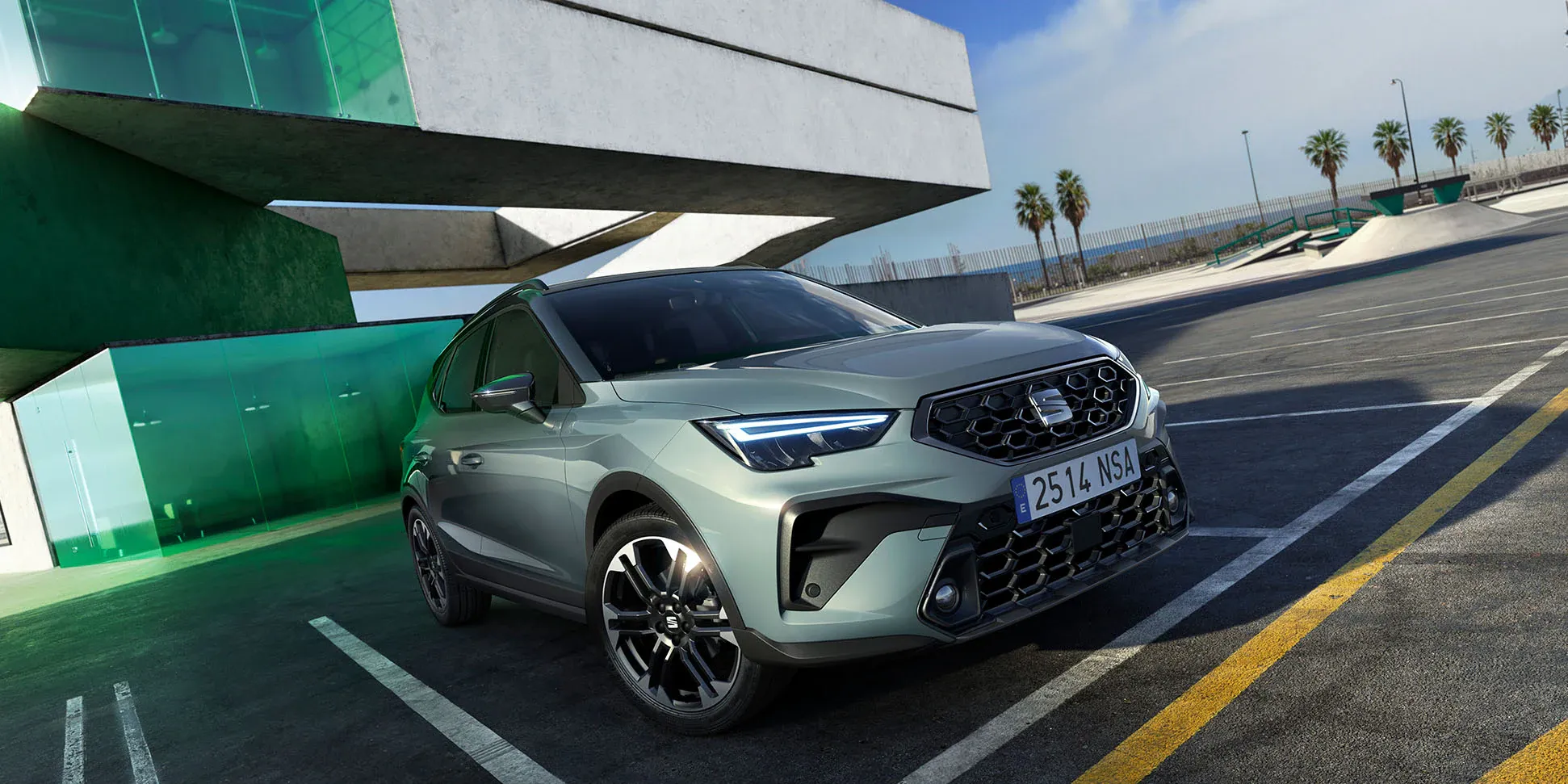 Vista completa do novo SEAT Arona 2025 estacionado ao ar livre