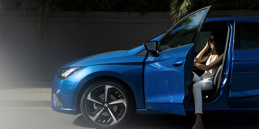 Vista lateral do SEAT Ibiza na cor Azul Safira