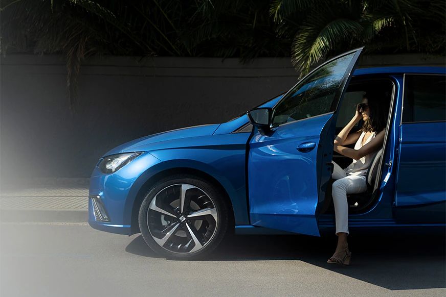 Vista lateral do SEAT Ibiza na cor Azul Safira
