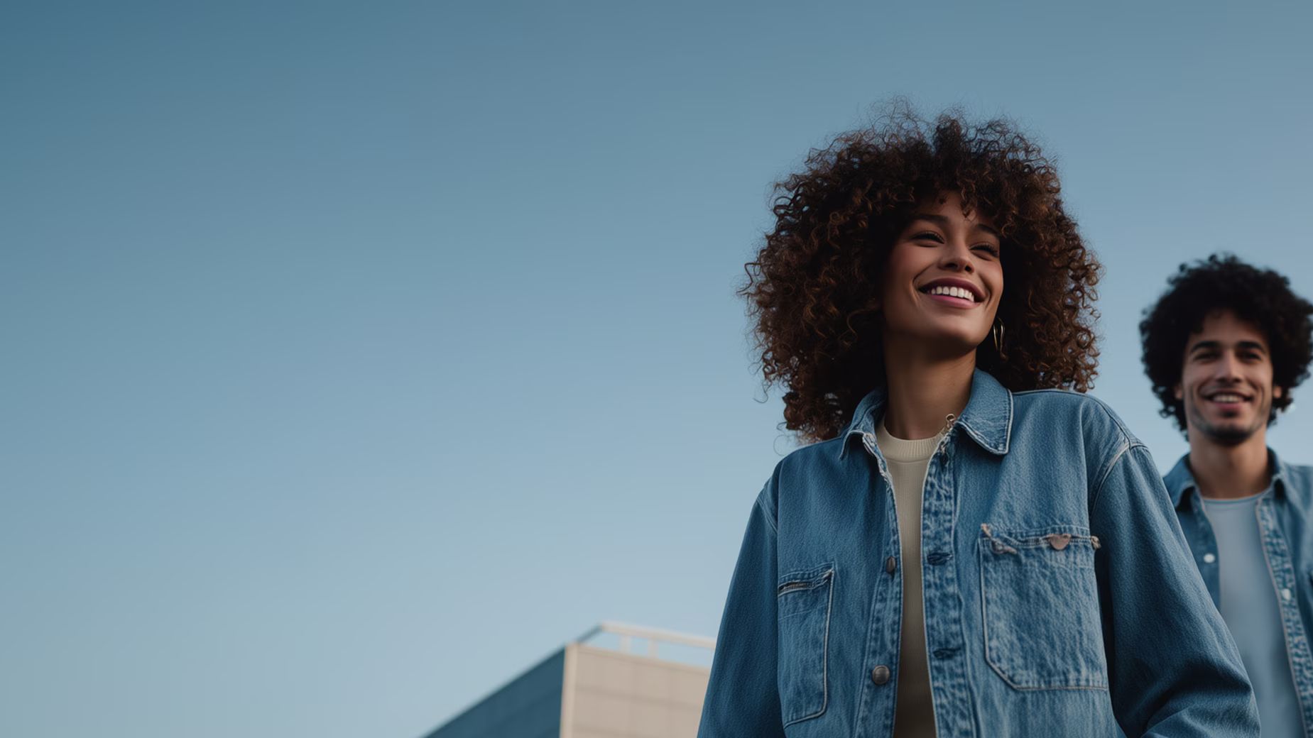 Mulher e homem a caminhar na rua vestidos com cores neutras