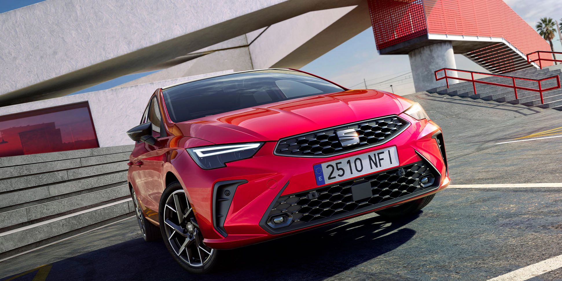 Vista completa do novo SEAT Ibiza 2025 vermelho, estacionado ao ar livre.