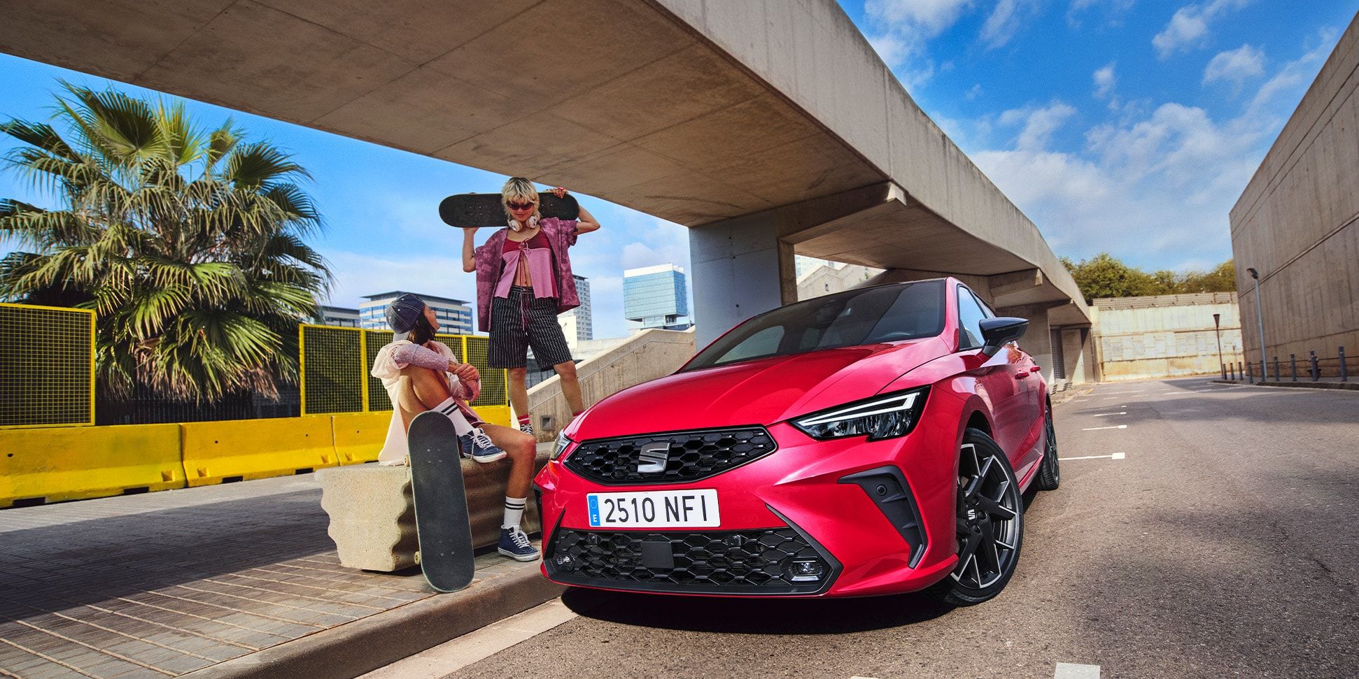 Vista completa do novo SEAT Ibiza 2025 vermelho, estacionado ao ar livre.