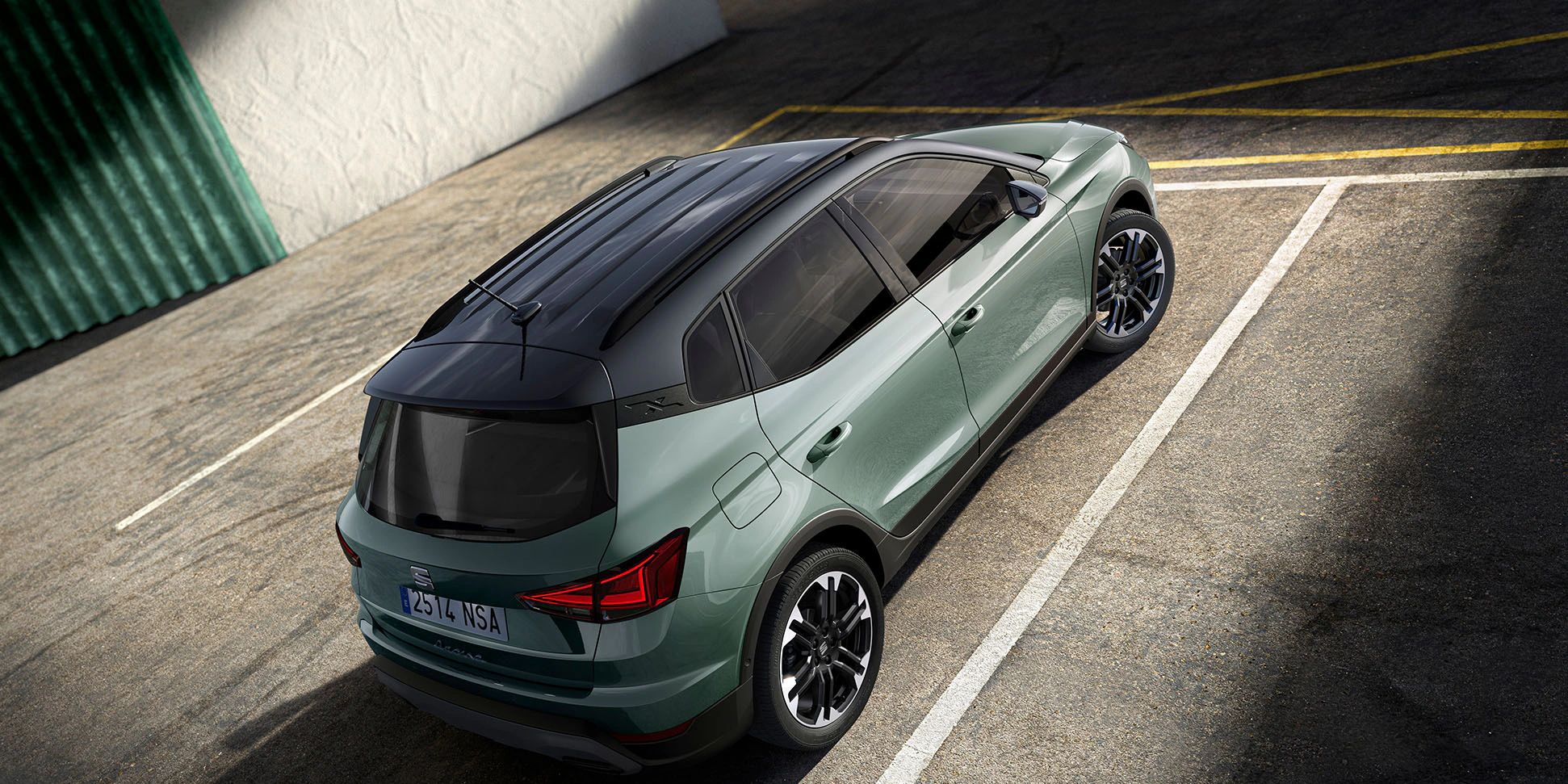 Vista traseira lateral do SEAT Arona, evidenciando o seu design de SUV crossover compacto