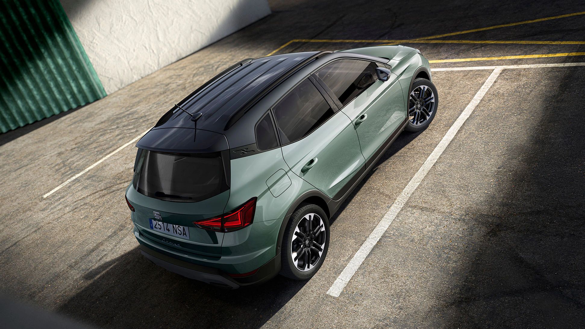 Vista traseira lateral do SEAT Arona, evidenciando o seu design de SUV crossover compacto