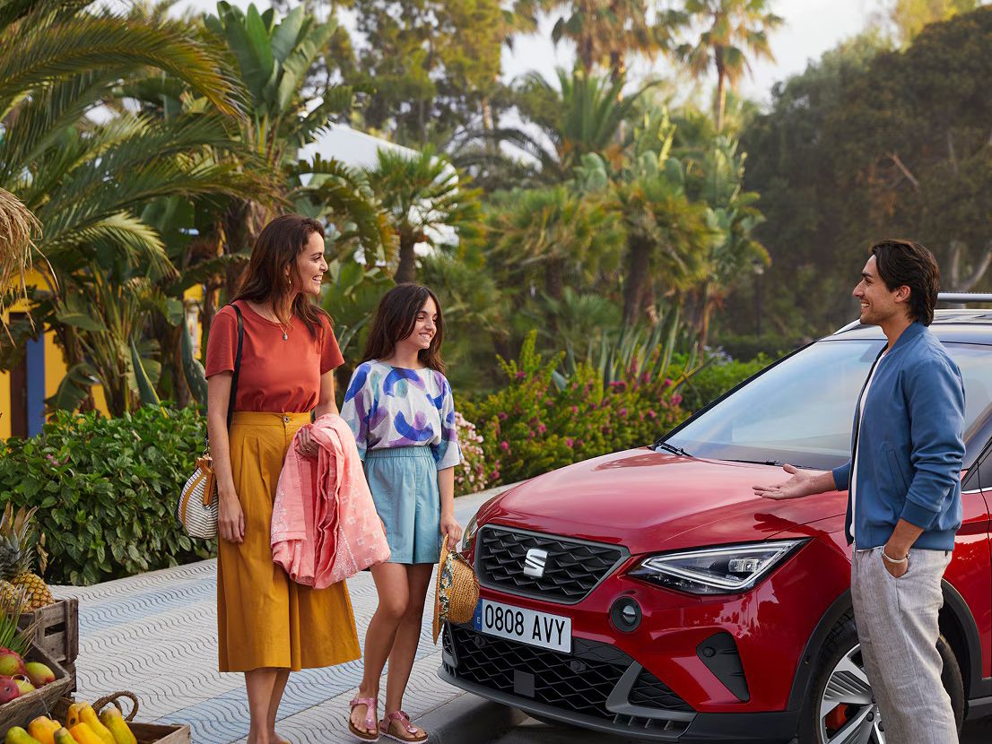 homem e mulher a caminhar em direção ao seat arona