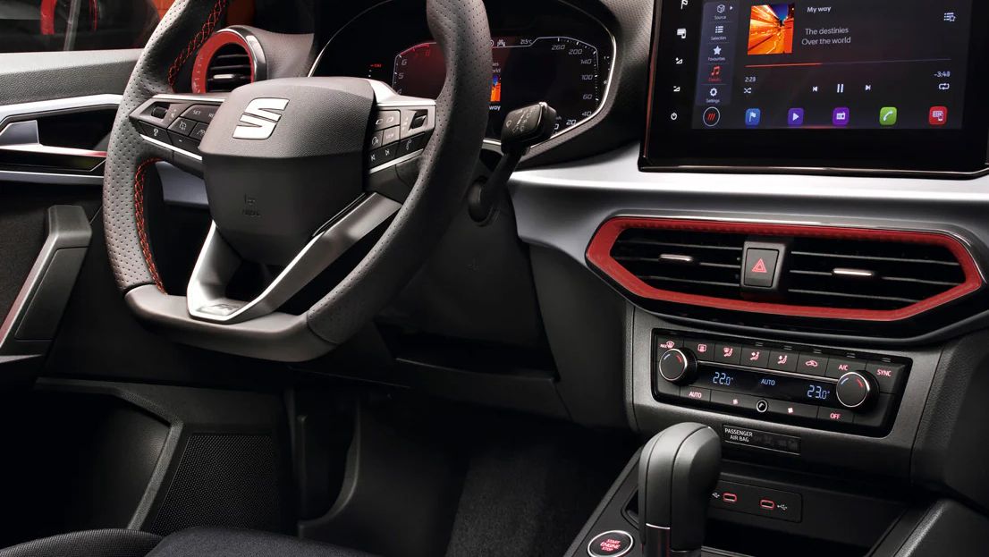Vista do interior do SEAT Ibiza com detalhes em vermelho