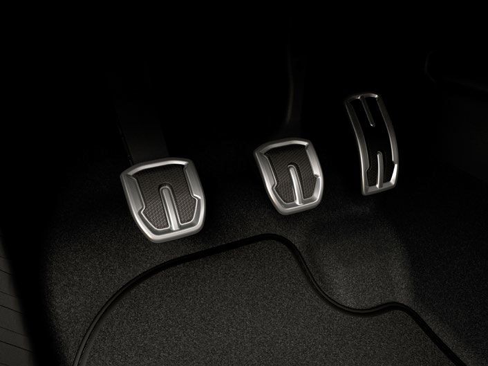 Close-up dos pedais em alumínio do SEAT Ibiza.