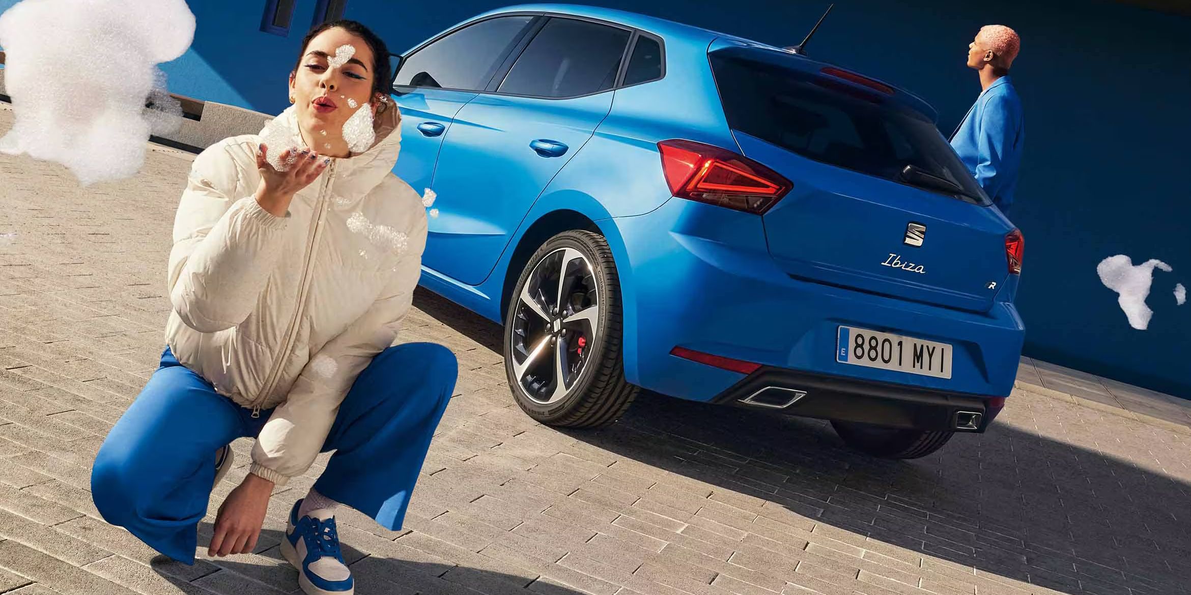 Vista traseira do SEAT Ibiza FR azul com jantes em liga leve maquinadas 