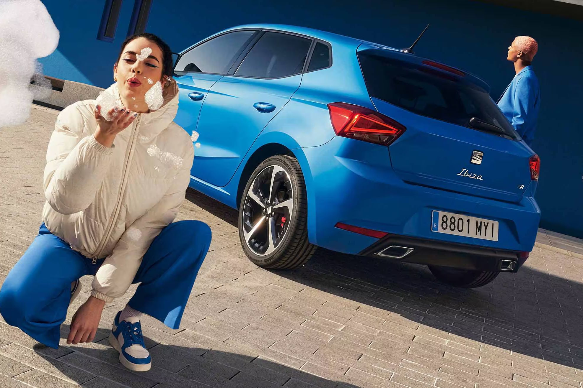 Vista traseira do SEAT Ibiza FR azul com jantes em liga leve maquinadas 