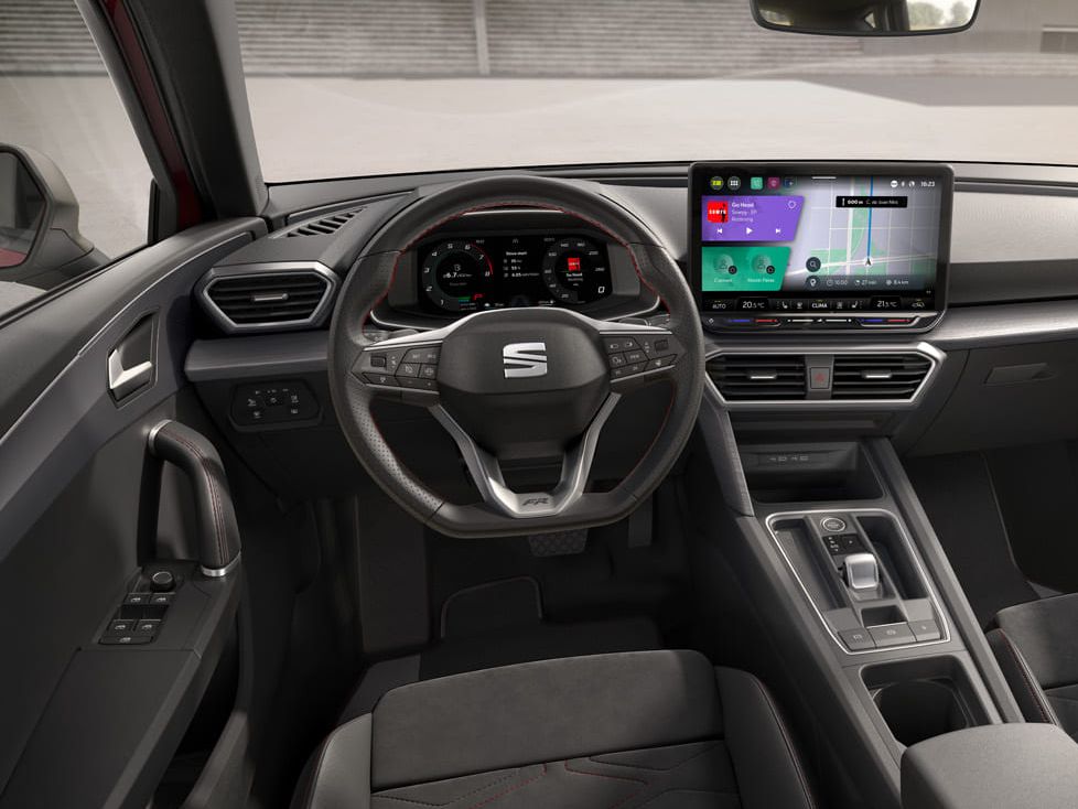 Vista interior de um homem a usar o dashboard do SEAT Leon