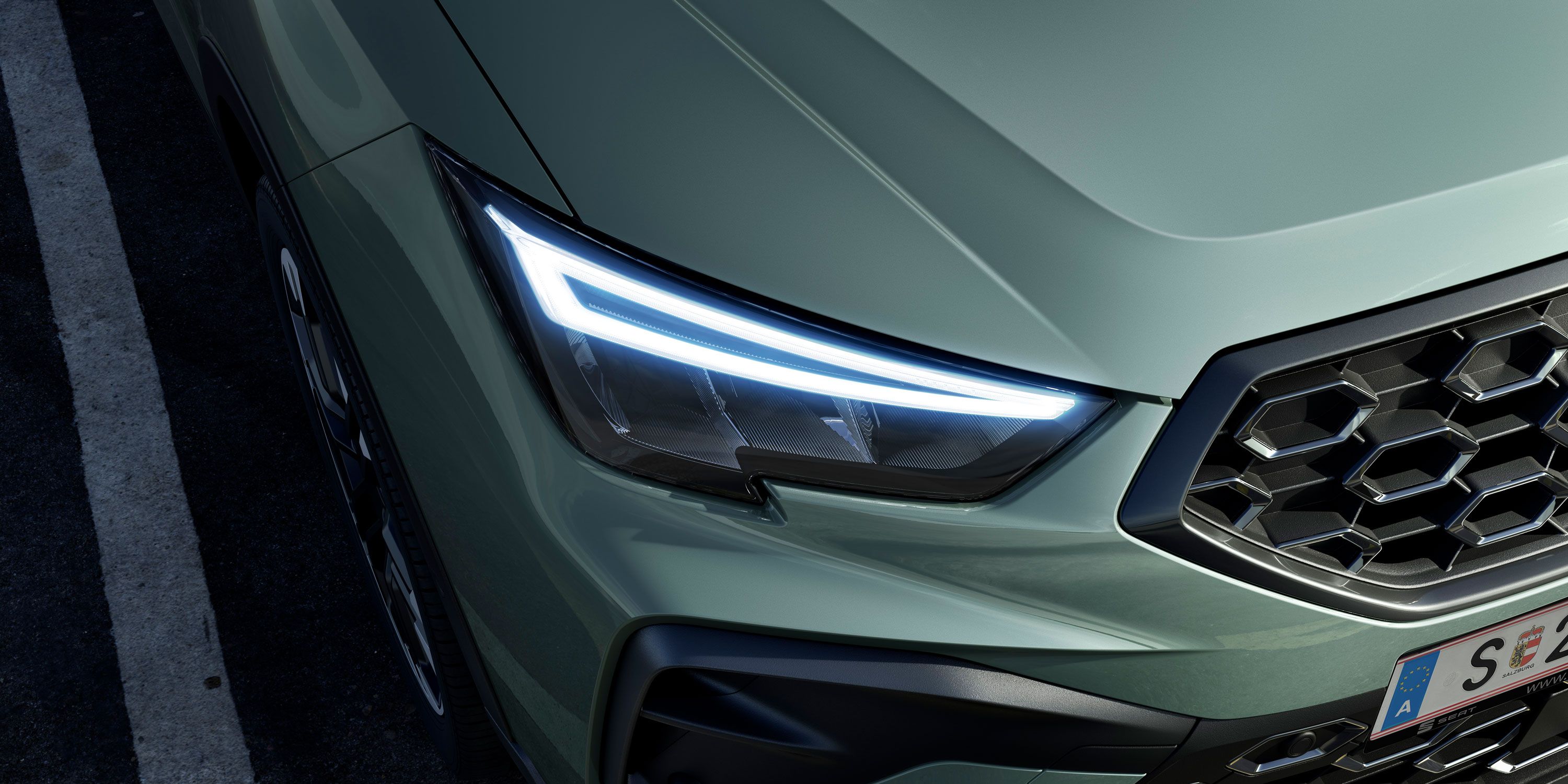 Faróis do SEAT Arona com luzes Full LED em close-up.