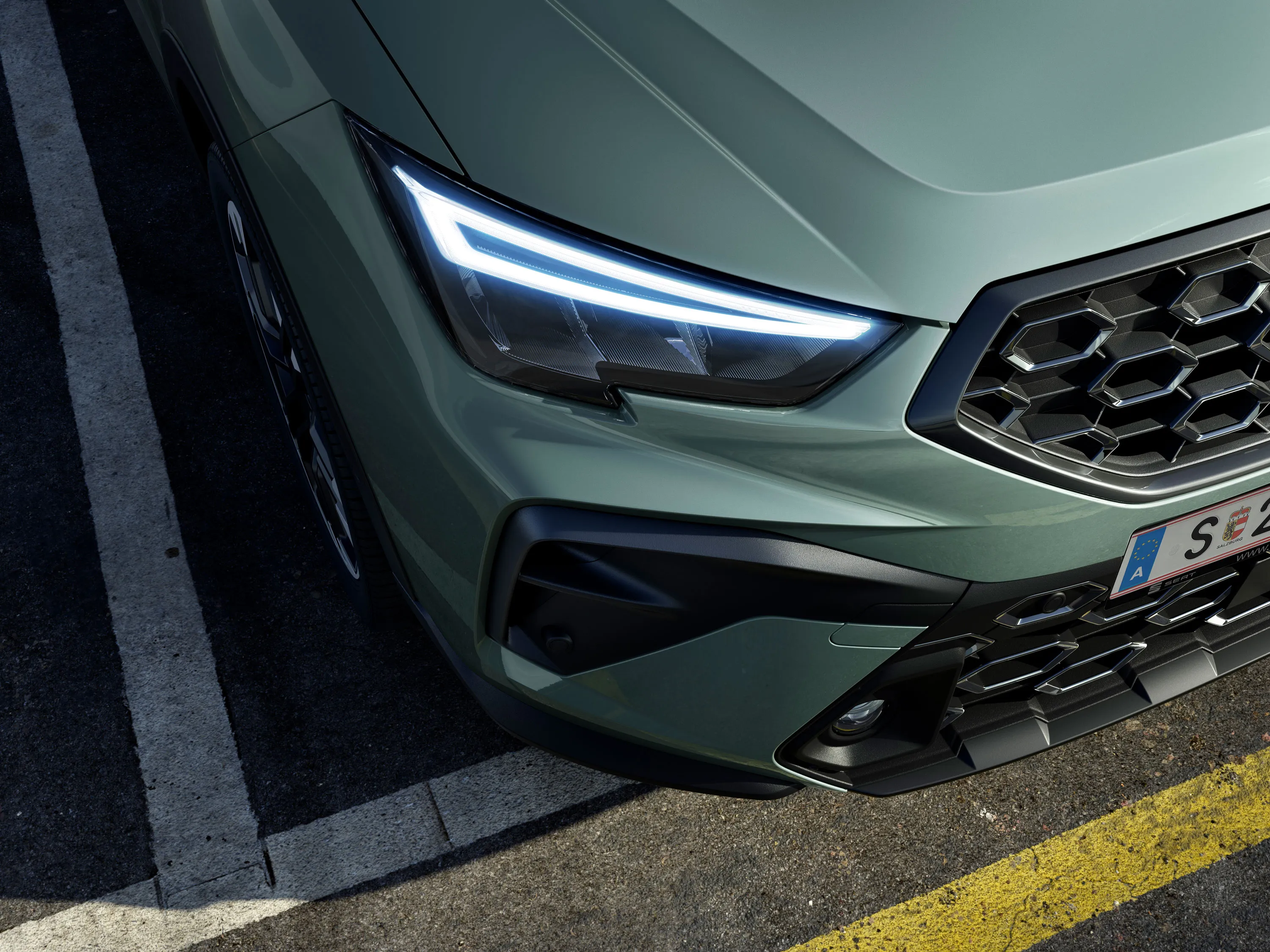 Faróis do SEAT Arona com luzes Full LED em close-up.