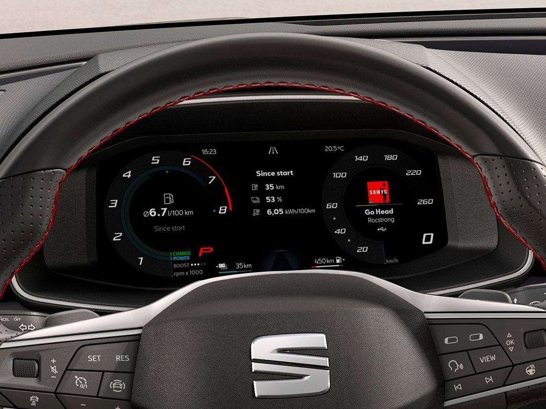 SEAT Leon 5 portas 2024 com cockpit digital personalizável.