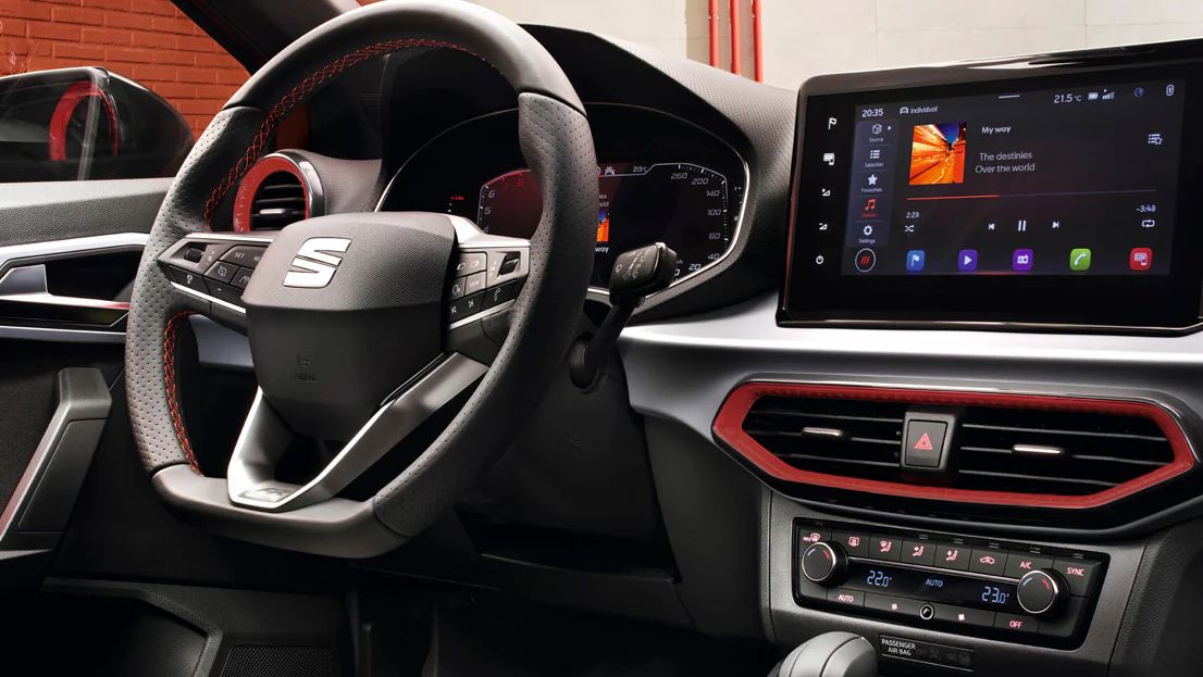 Vista do interior do SEAT Ibiza com detalhes em vermelho