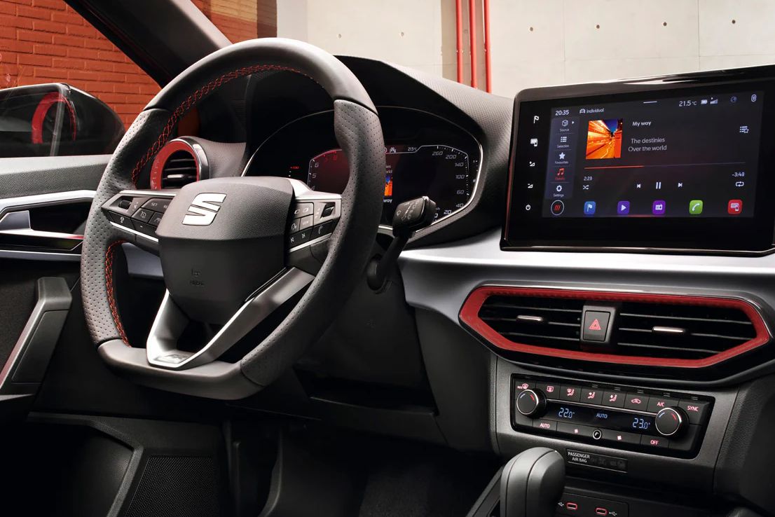 Vista do interior do SEAT Ibiza com detalhes em vermelho