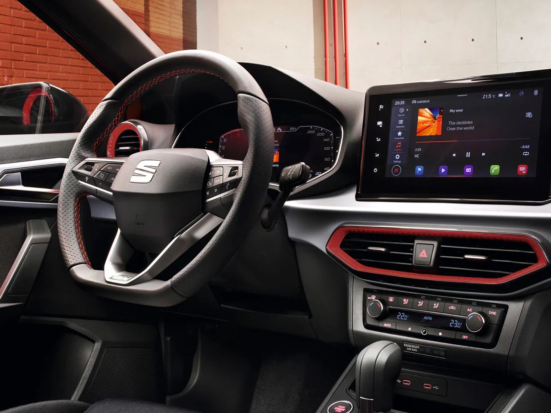 Vista do interior do SEAT Ibiza com detalhes em vermelho