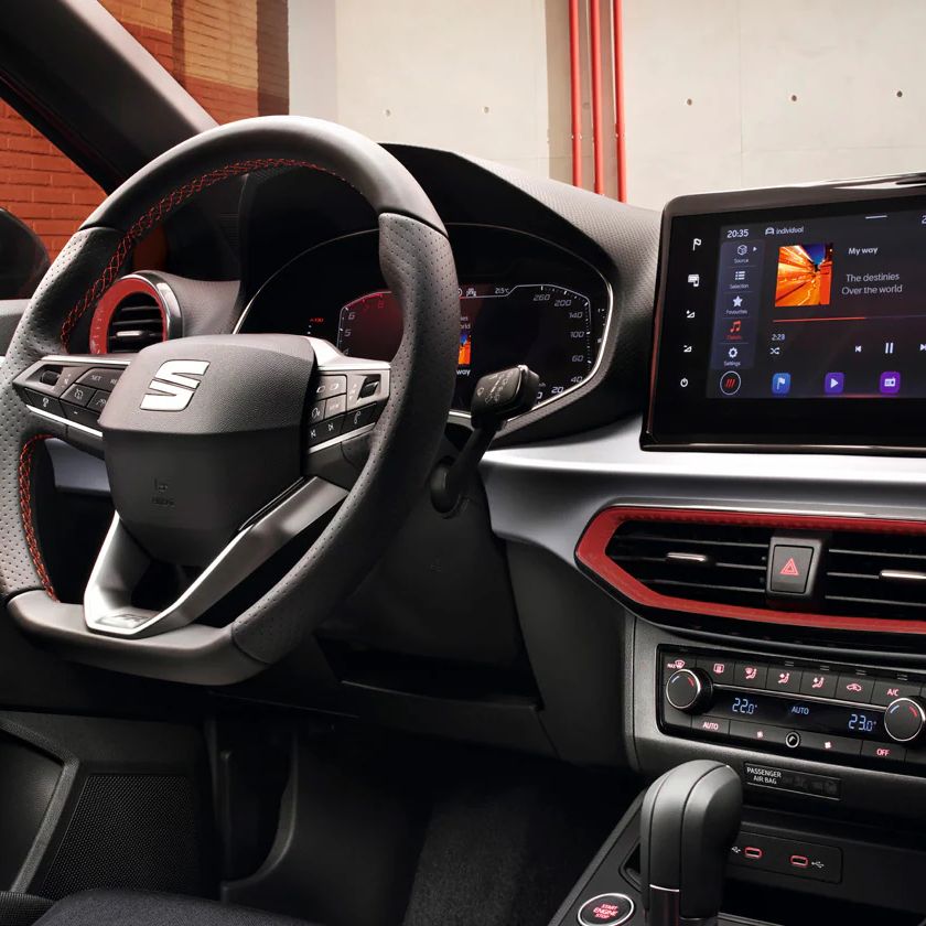 Vista do interior do SEAT Ibiza com detalhes em vermelho
