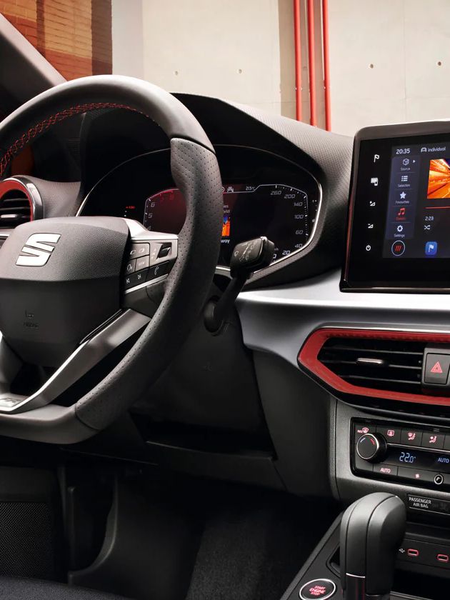 Vista do interior do SEAT Ibiza com detalhes em vermelho