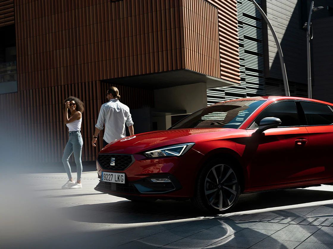 Vista exterior do SEAT Leon em vermelho desire 