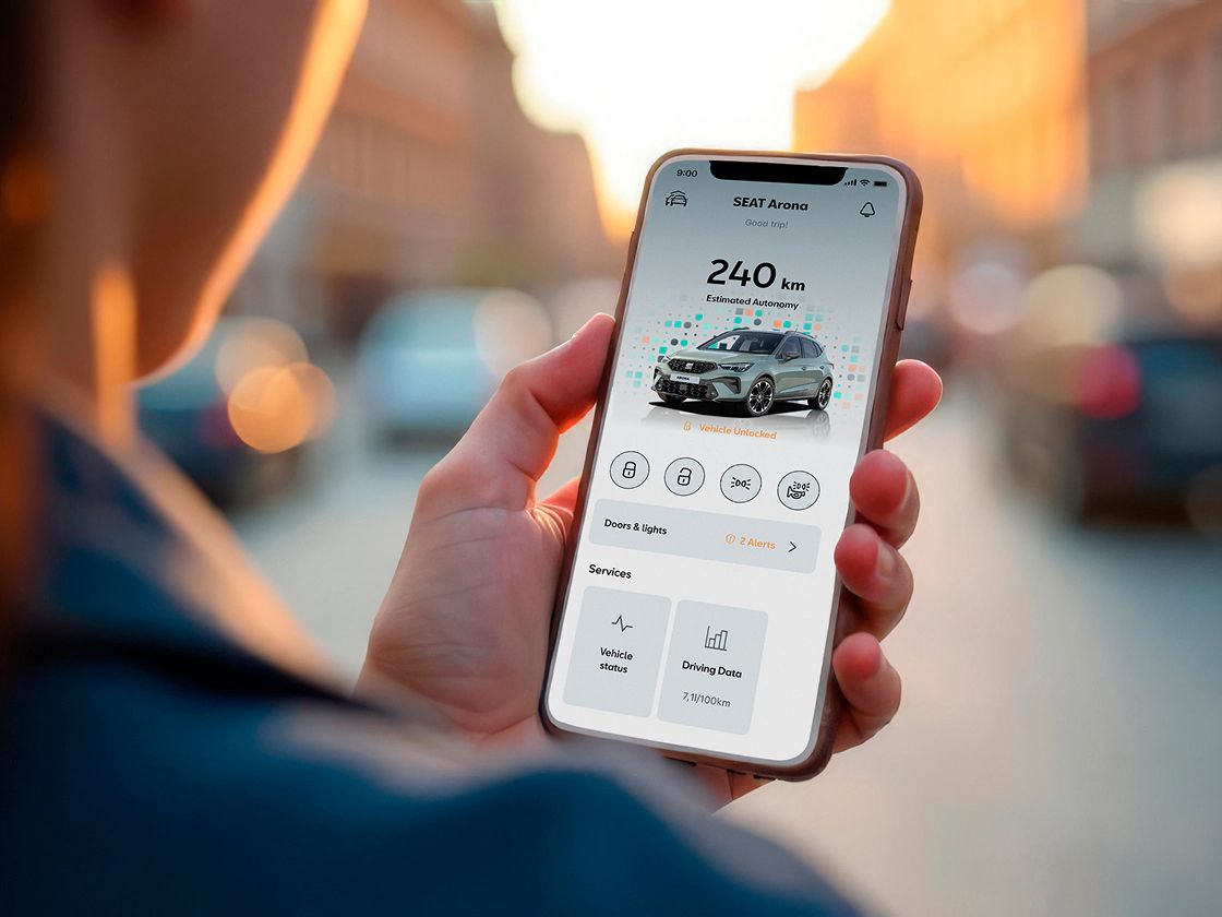 Pessoa a segurar o seu smartphone a utilizar a aplicação My SEAT