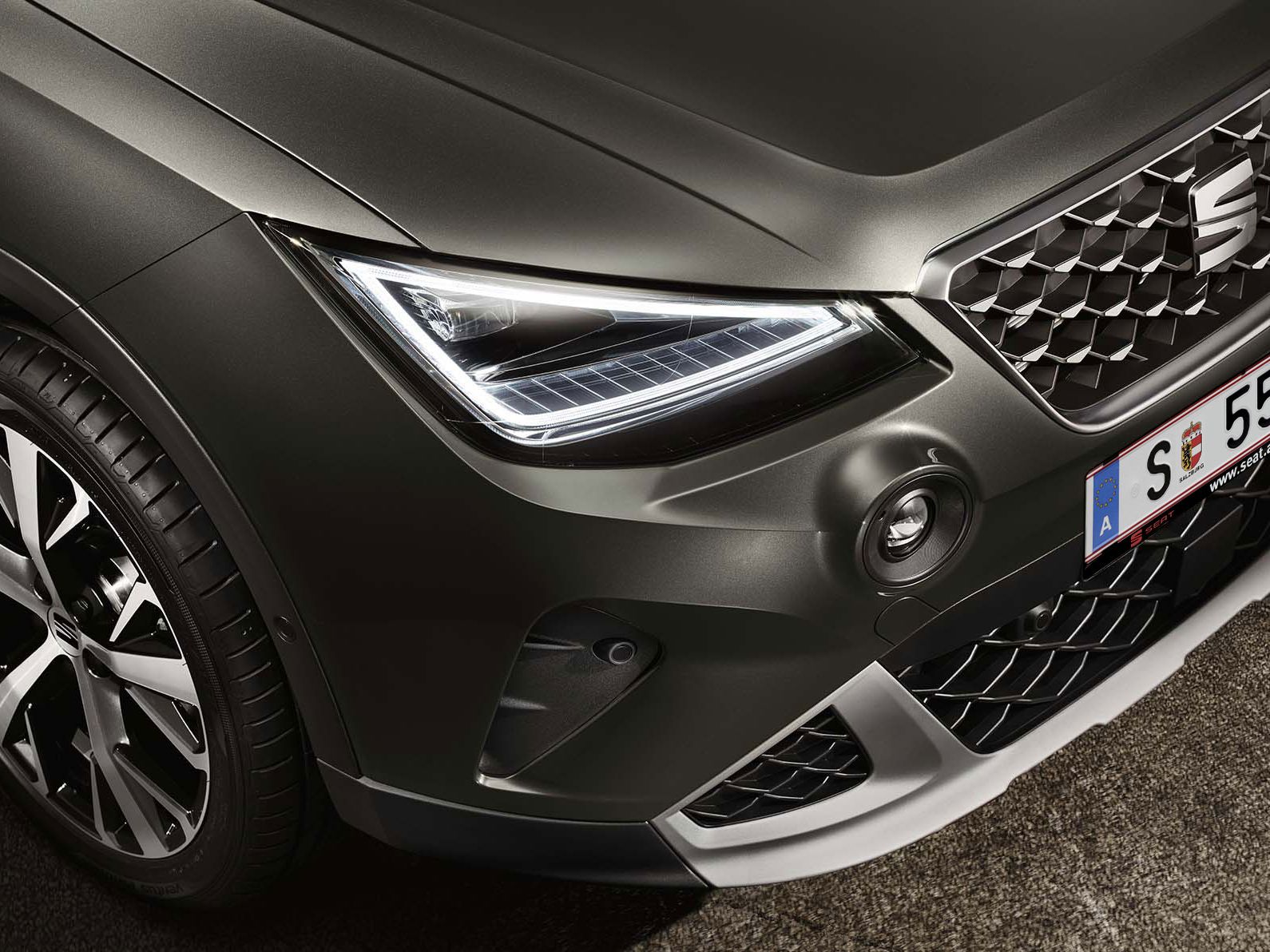 grelha-frontal-e-farois-led-seat-arona