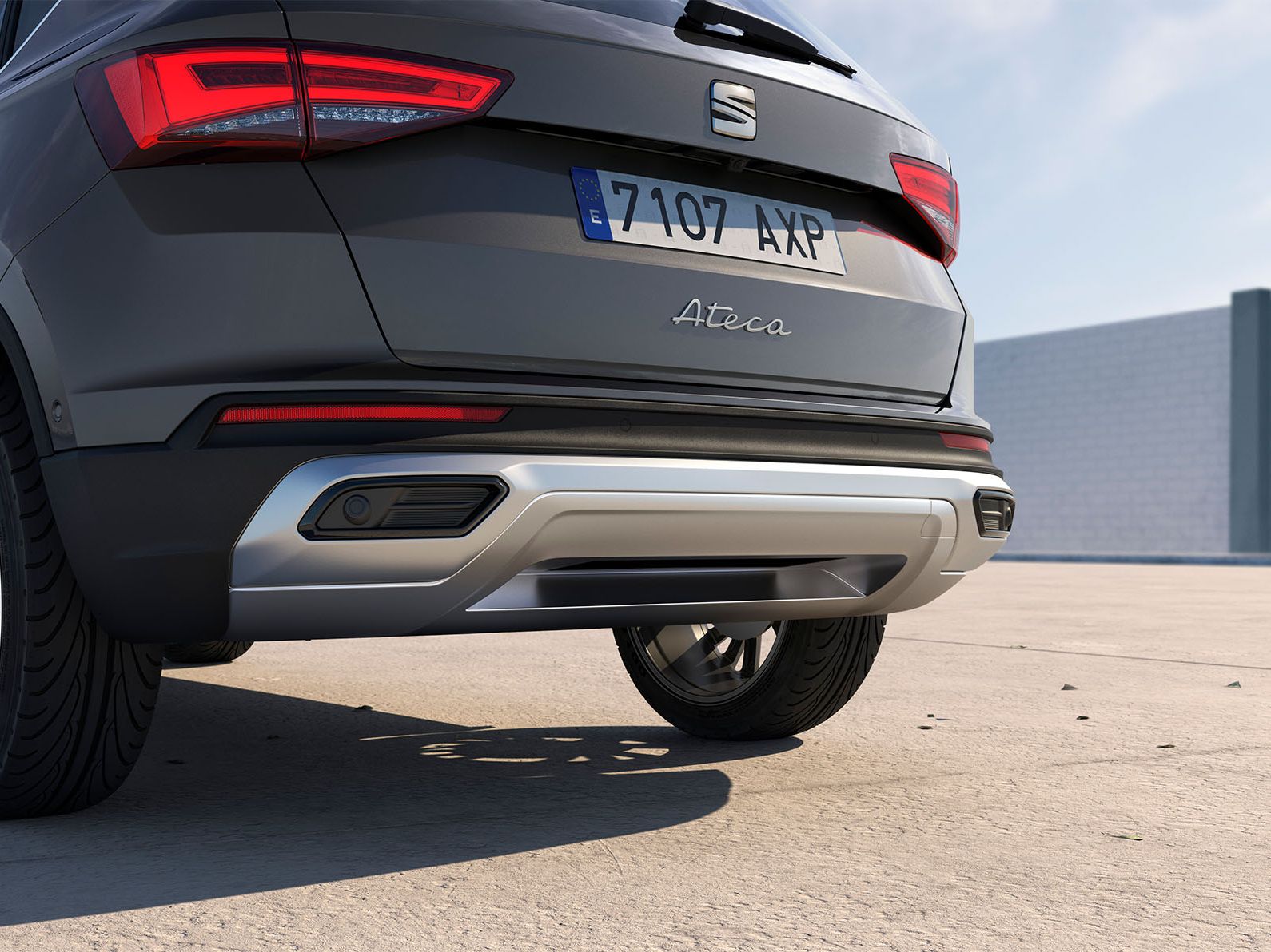 SEAT Ateca em cinzento graphite com saída de escape traseiras