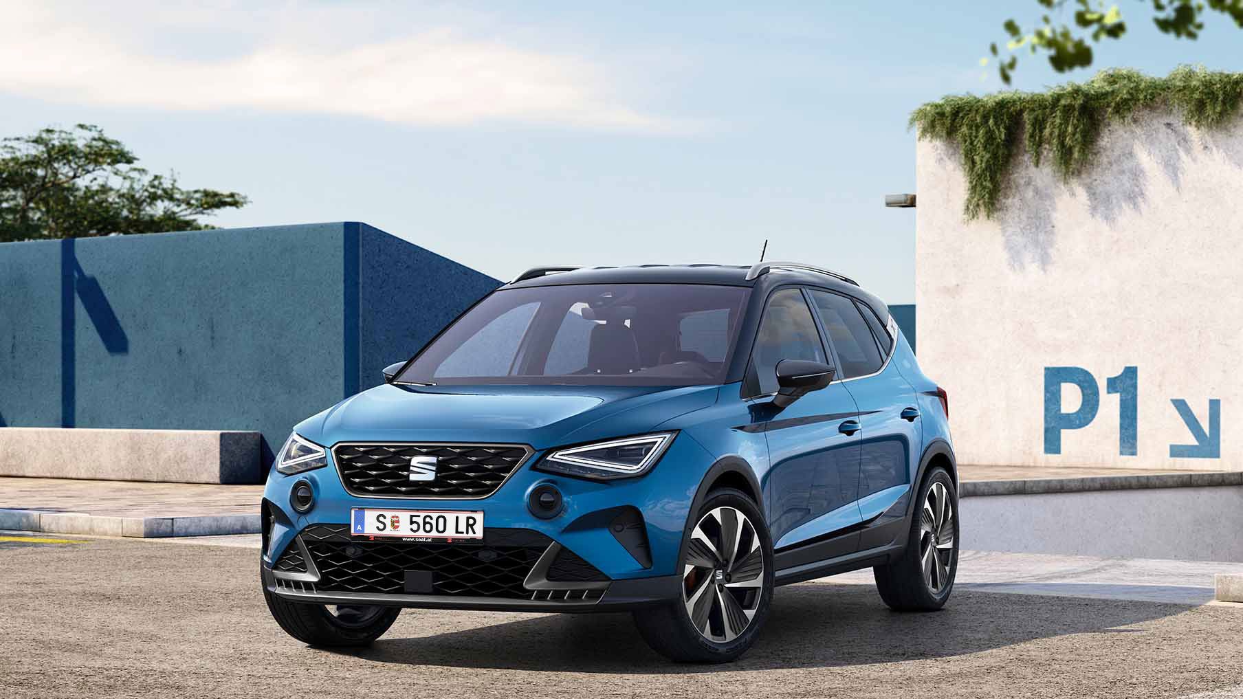 SEAT Arona FR estacionado junto a uma parede de escalada com uma jovem a escalar.