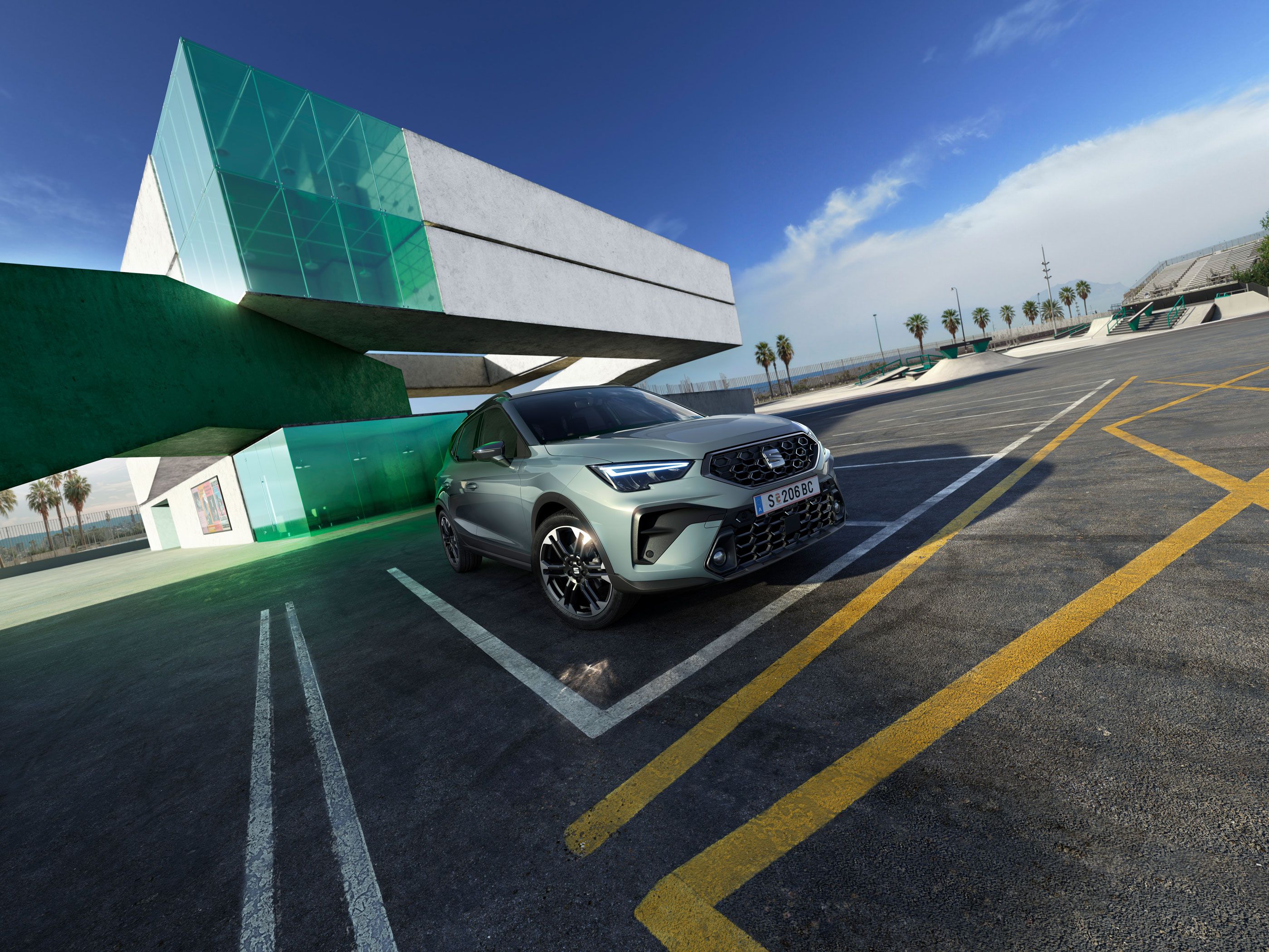 Design intemporal do SEAT Arona estacionado num espaço ao ar livre