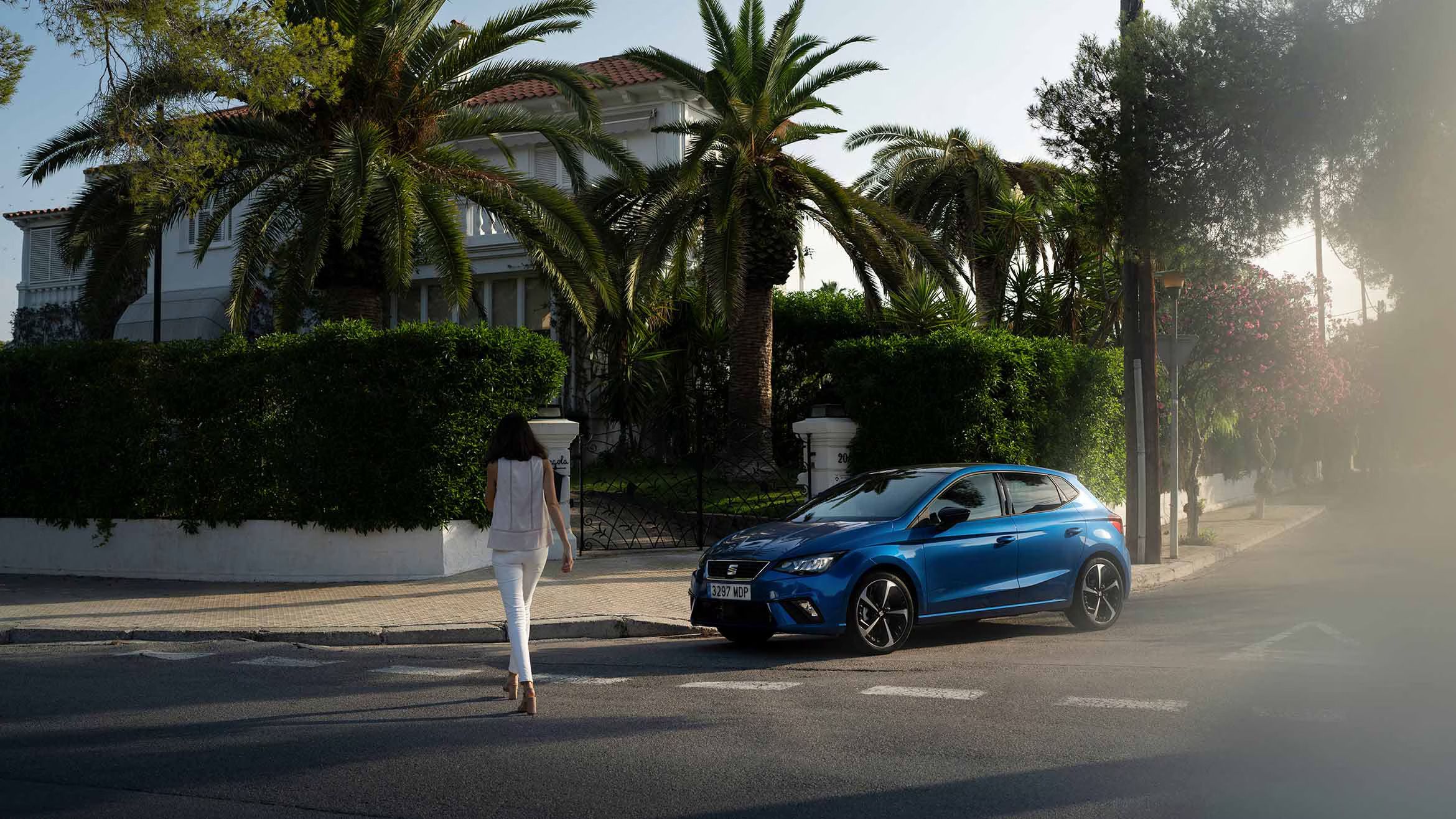 mulher a caminhar junto ao SEAT Ibiza