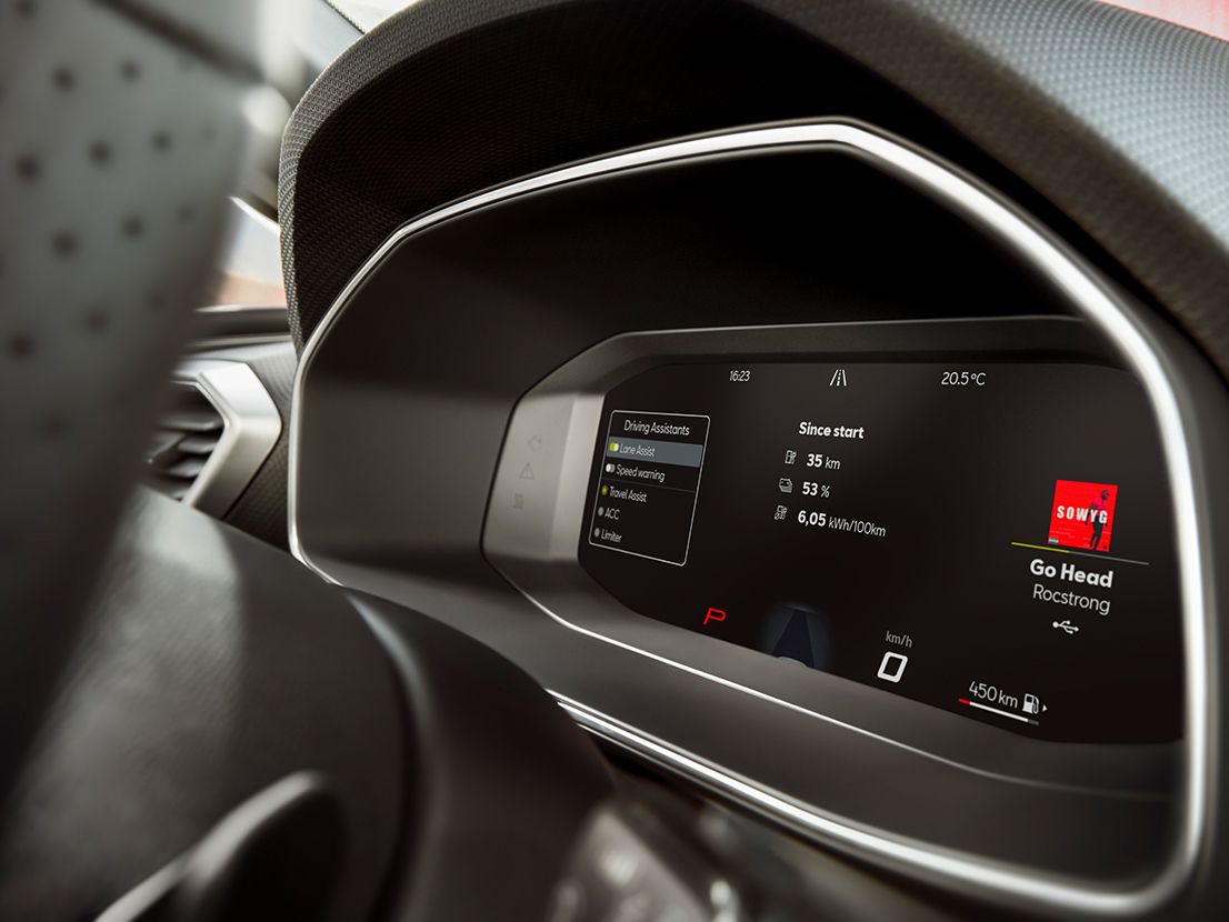 Vista interior do painel de instrumentos digital do SEAT Leon 2025, compatível com Apple CarPlay e Android Auto sem fios, com assistente de faixa e sistemas avançados de assistência à condução.
