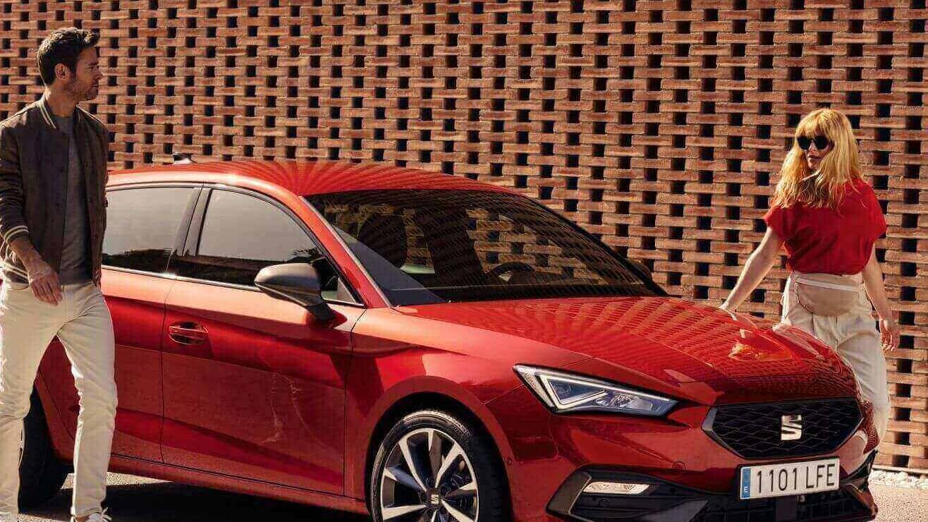 Mundo SEAT - Casal junto ao SEAT Leon