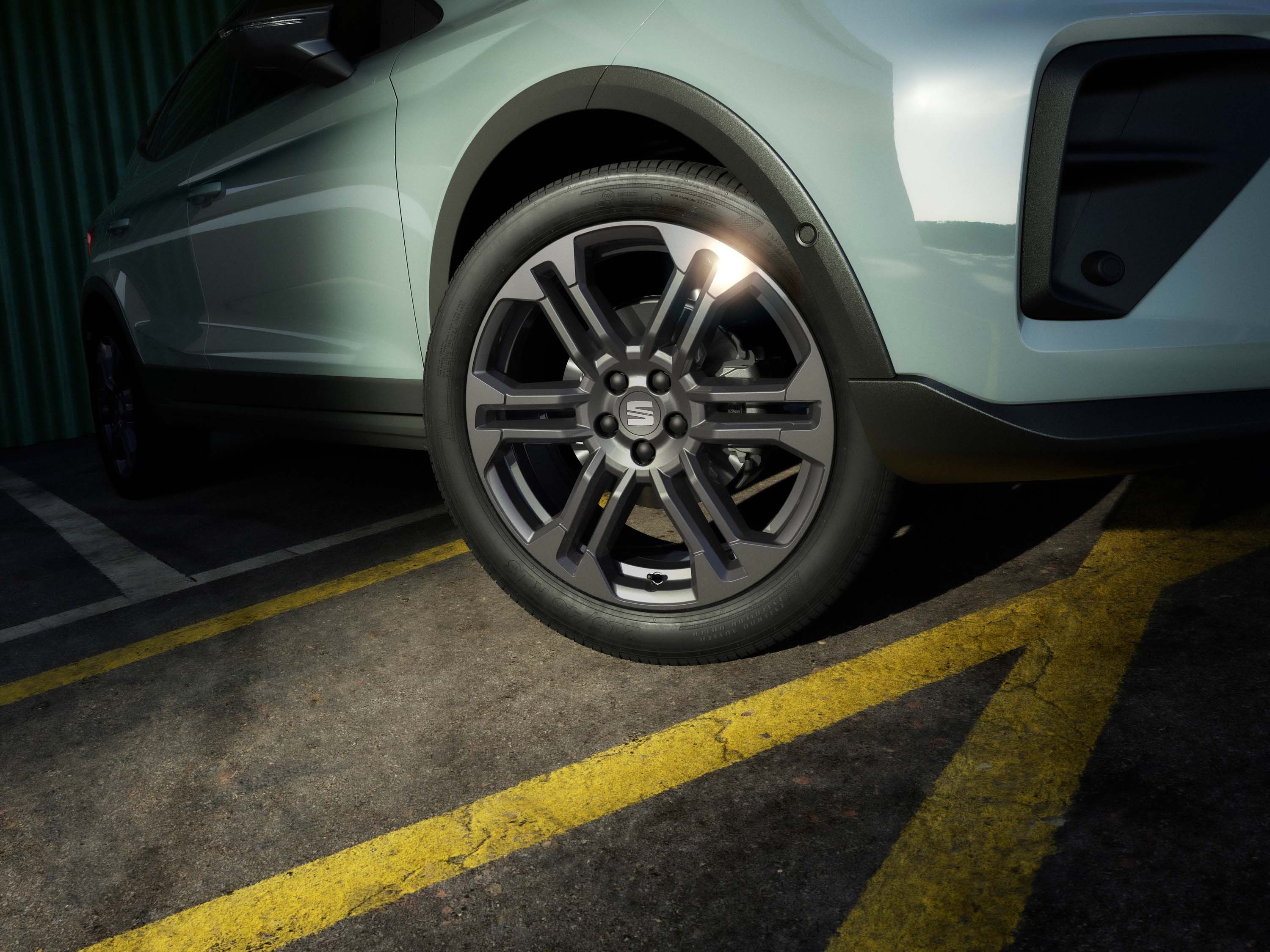 Close-up das jantes de liga leve Performance de 18 polegadas do SEAT Arona.