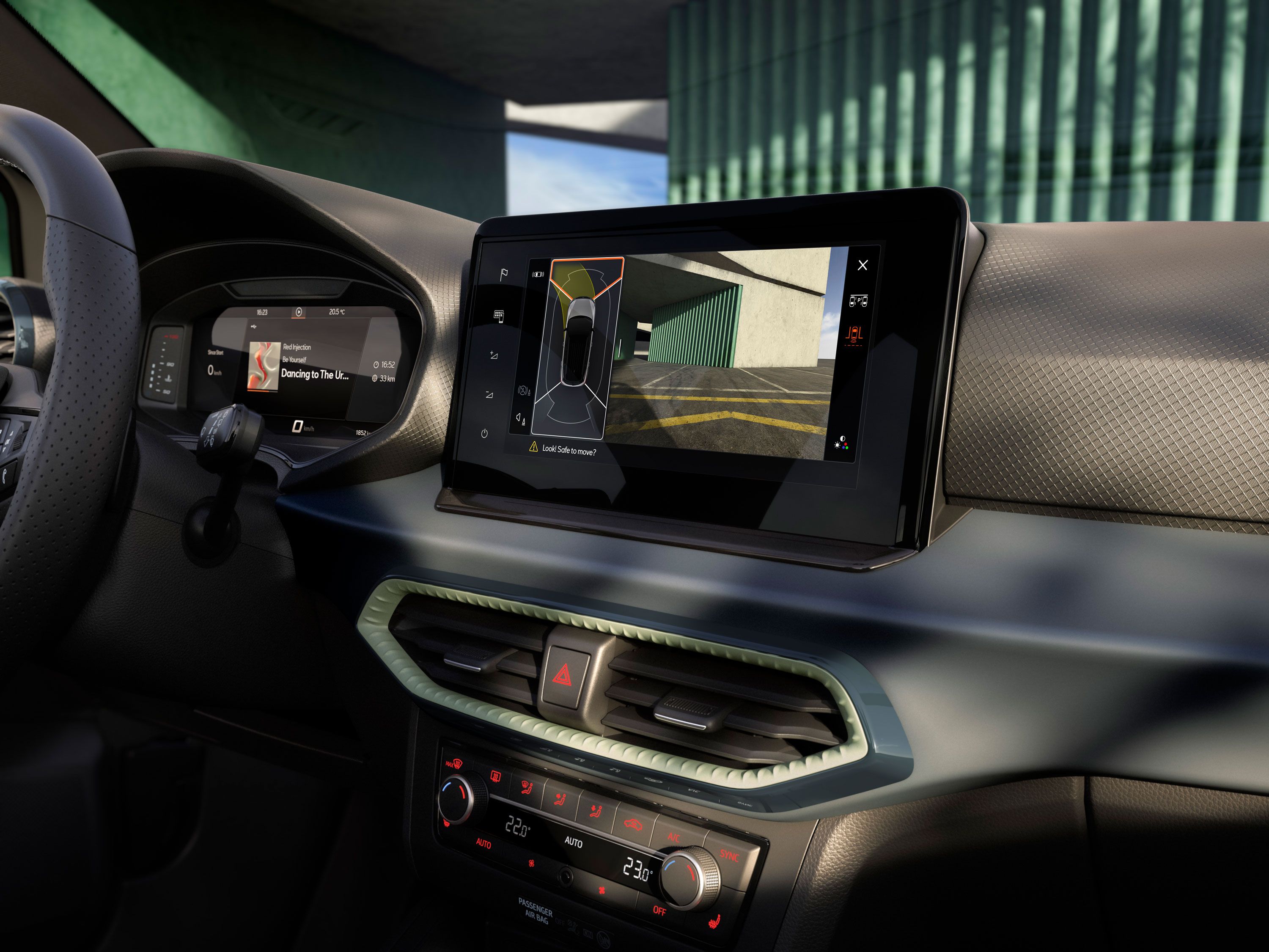 SEAT Arona Vision Pack para melhorar a visibilidade e assistência, com câmara de marcha-atrás, mostrando o ecrã tátil no interior do carro.