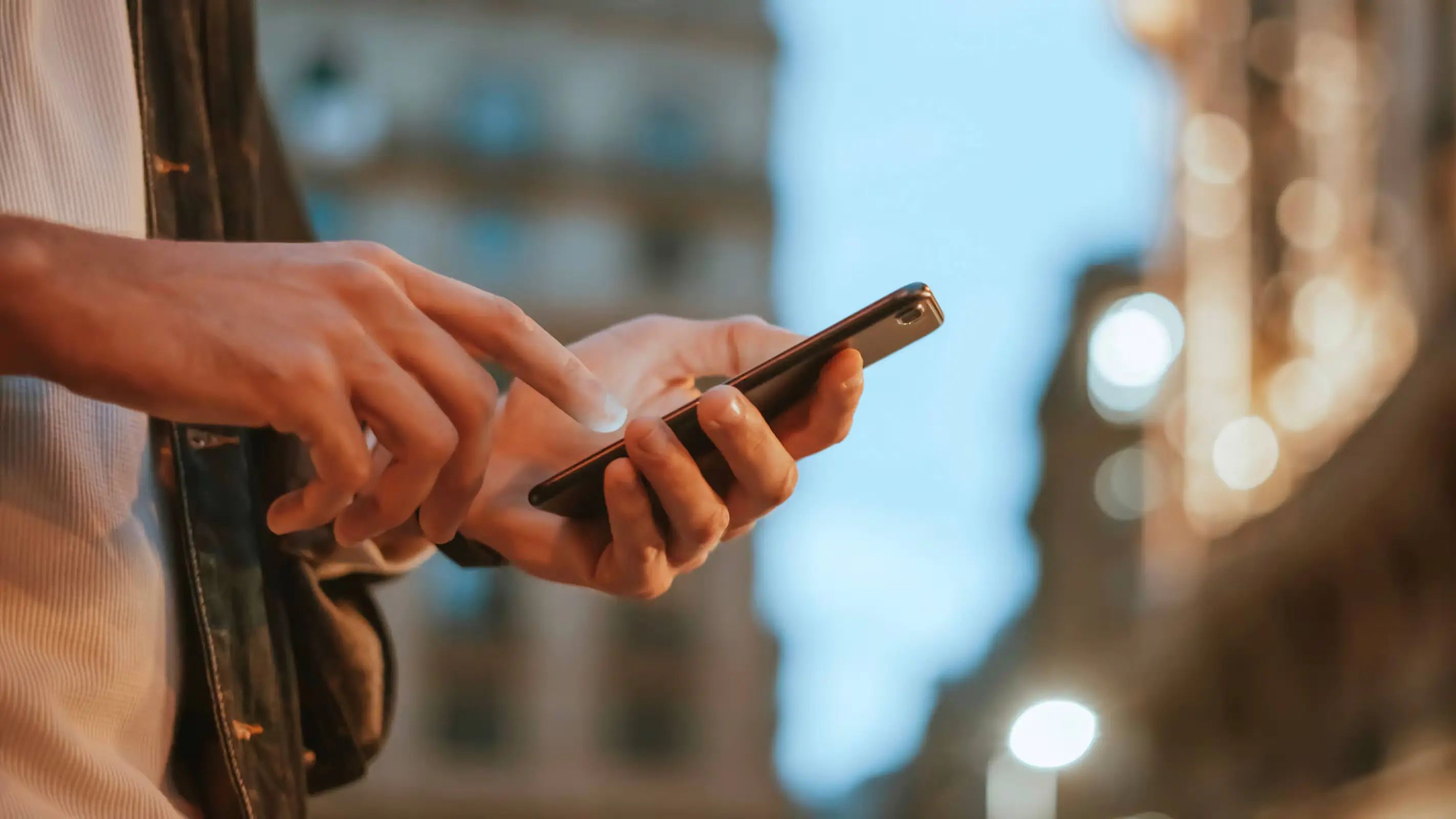 Homem a consultar a aplicação SEAT Connect